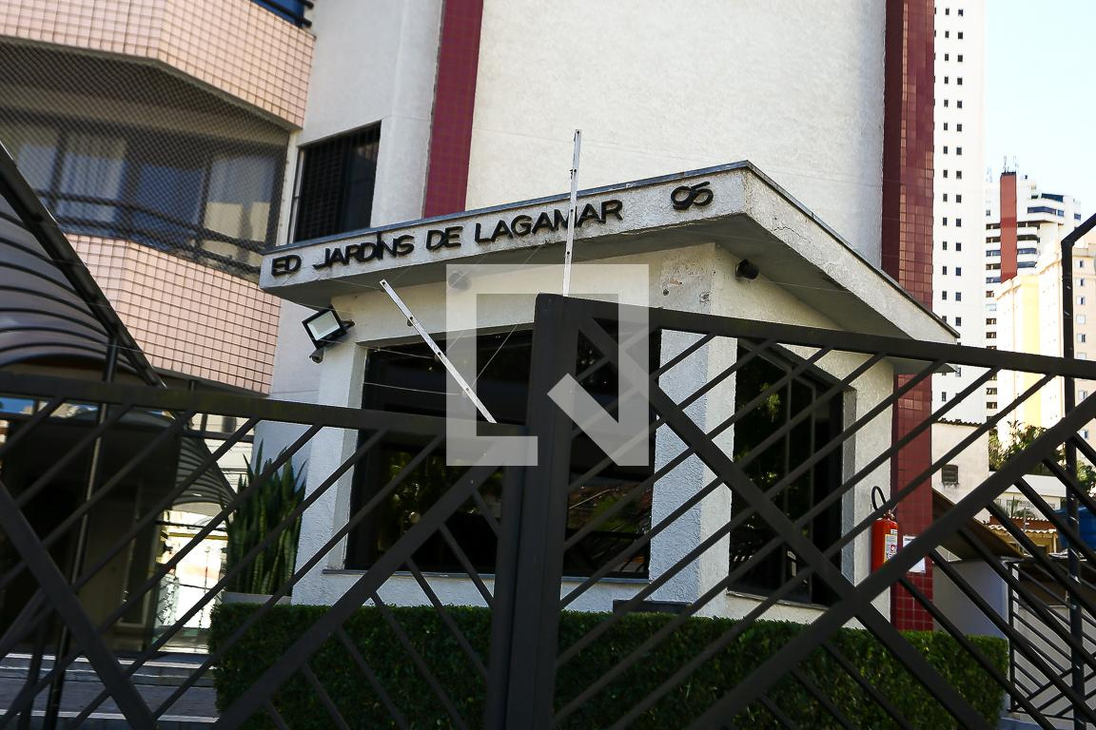 Fachada do Condomínio Edifício Jardins de Lagamar