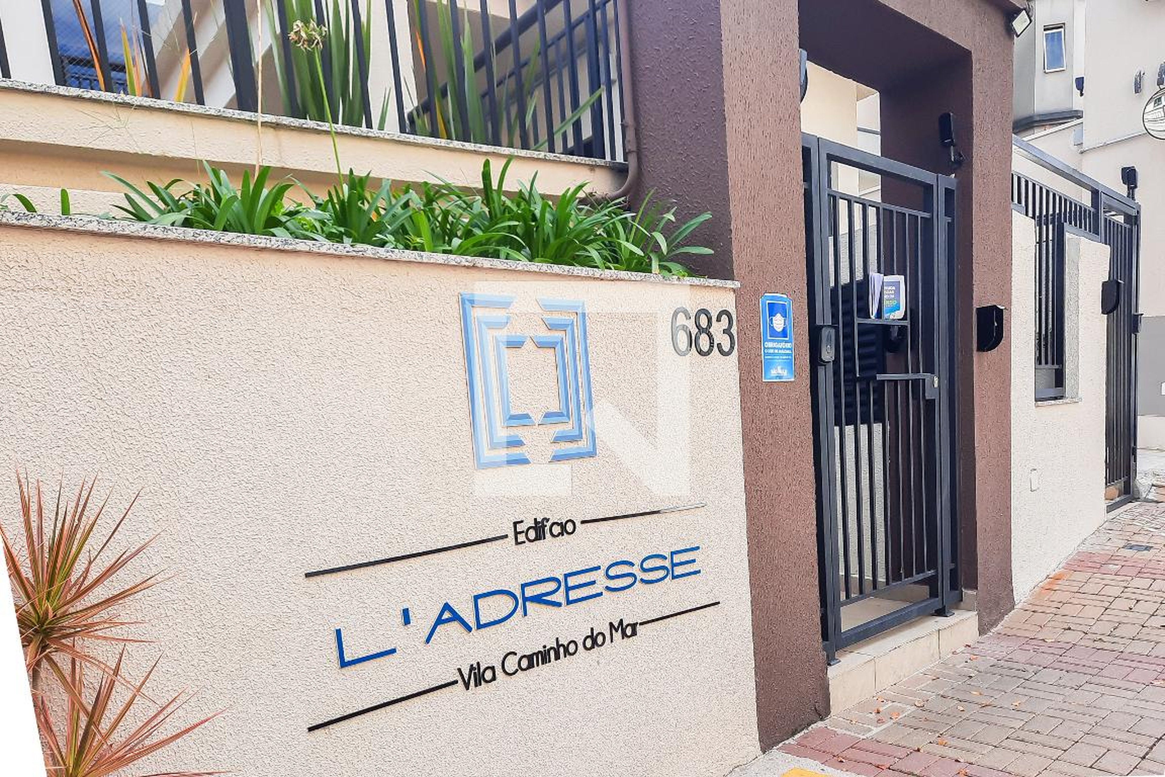 Fachada do Condomínio Condomínio Ladresse