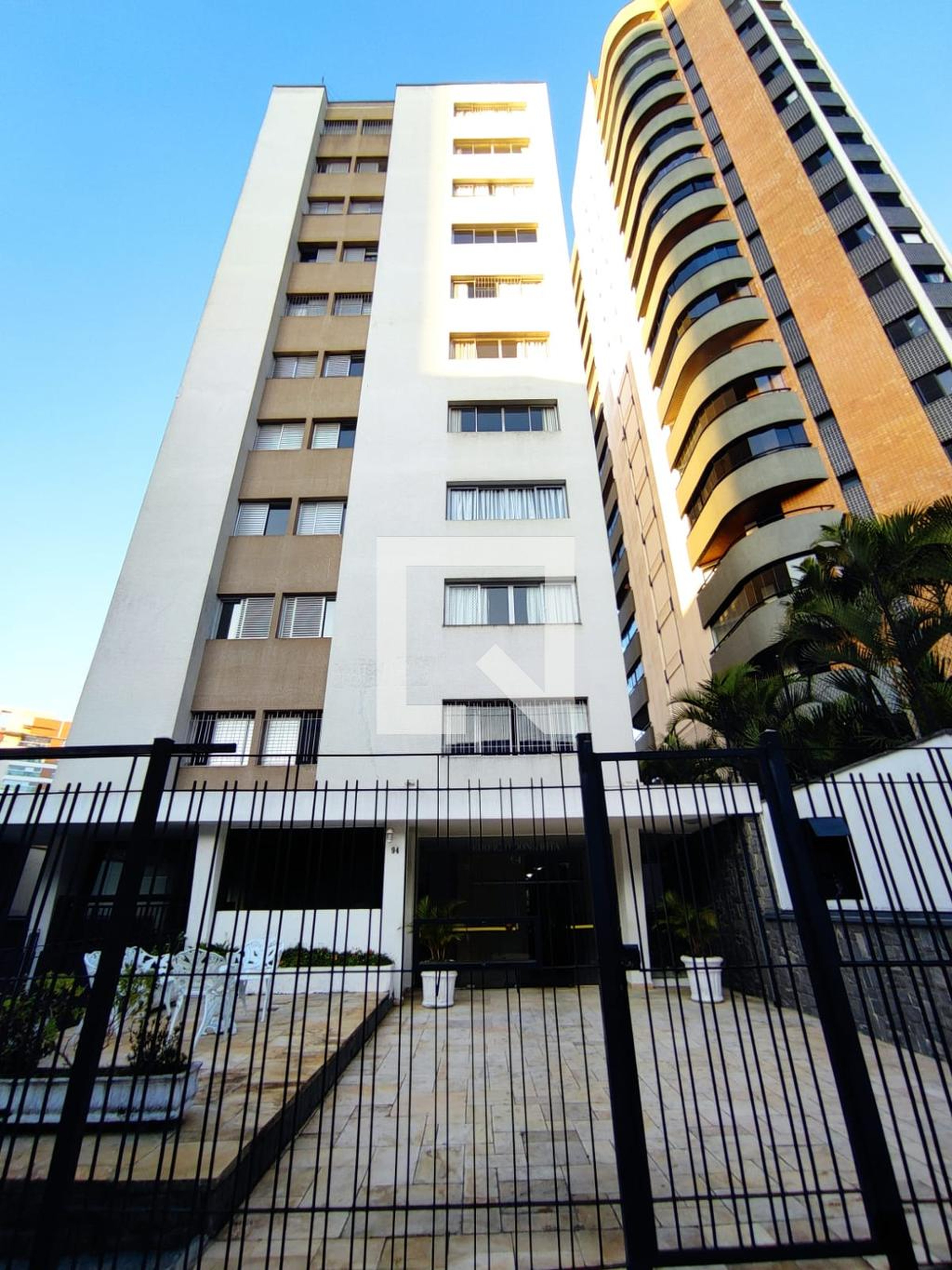 fachada Condomínio em Rua Garção Tinoco, 83