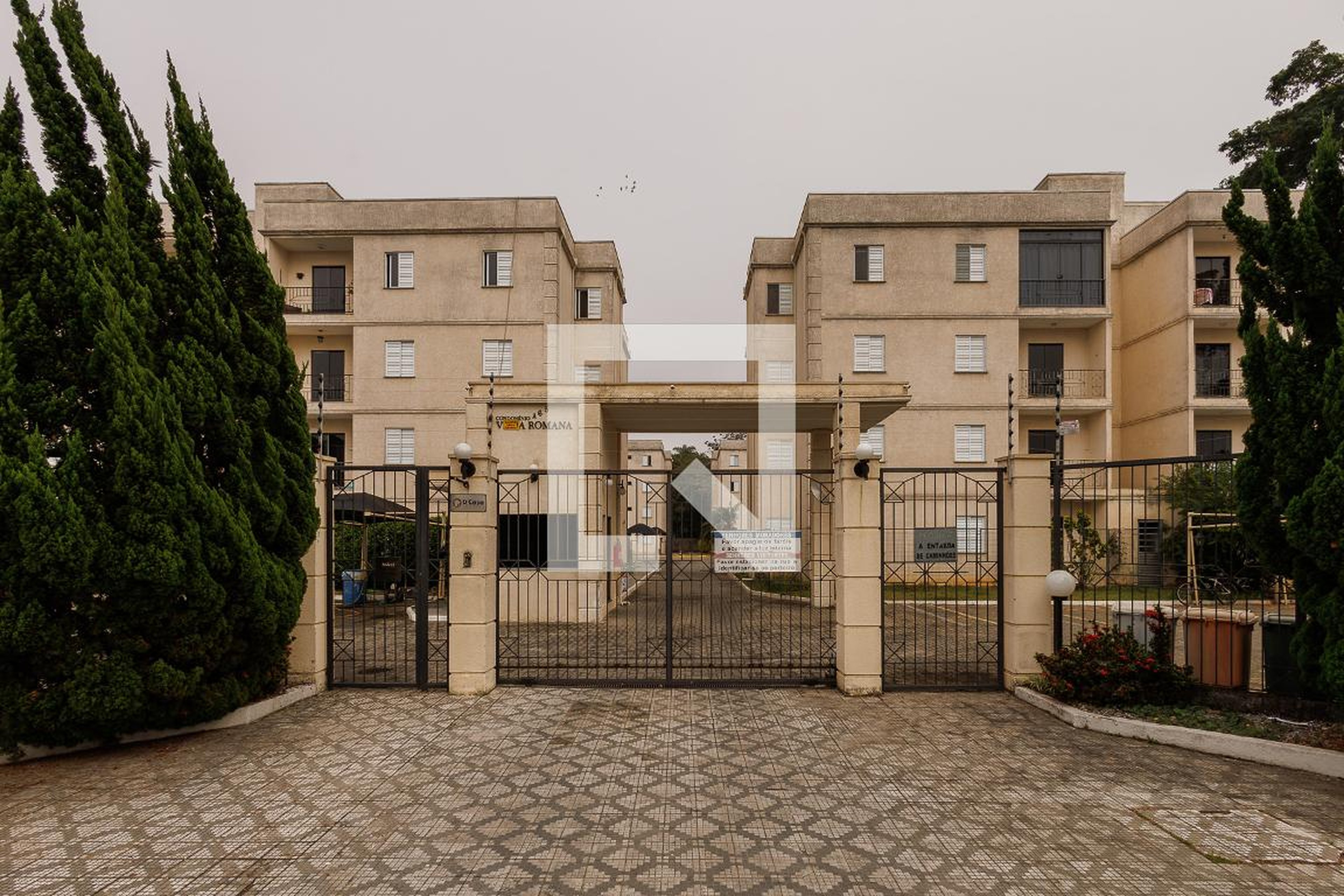 Fachada do Condomínio Condomínio Vila Romana