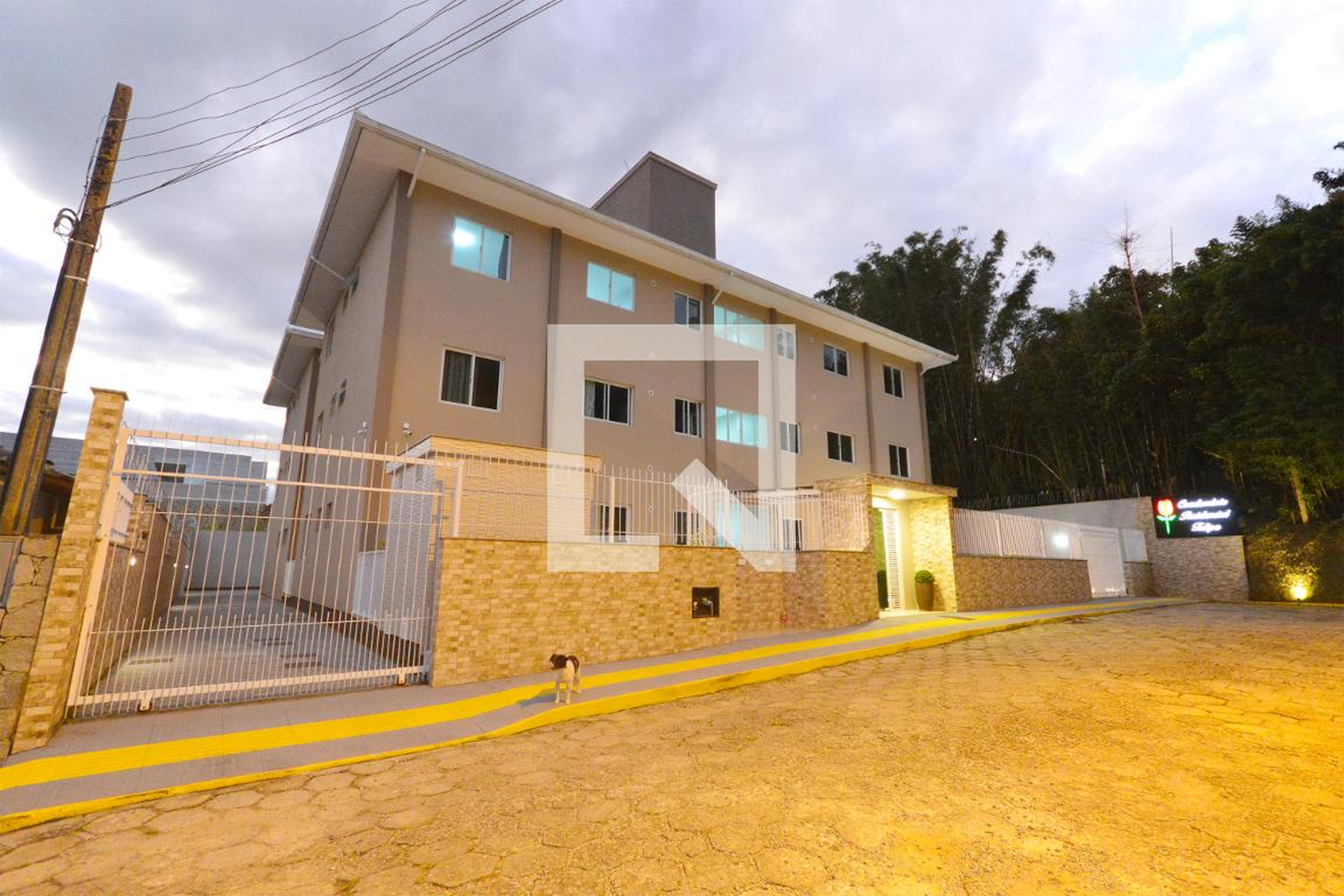 Fachada do condomínio Condomínio em Servidão das Embaúbas, 777