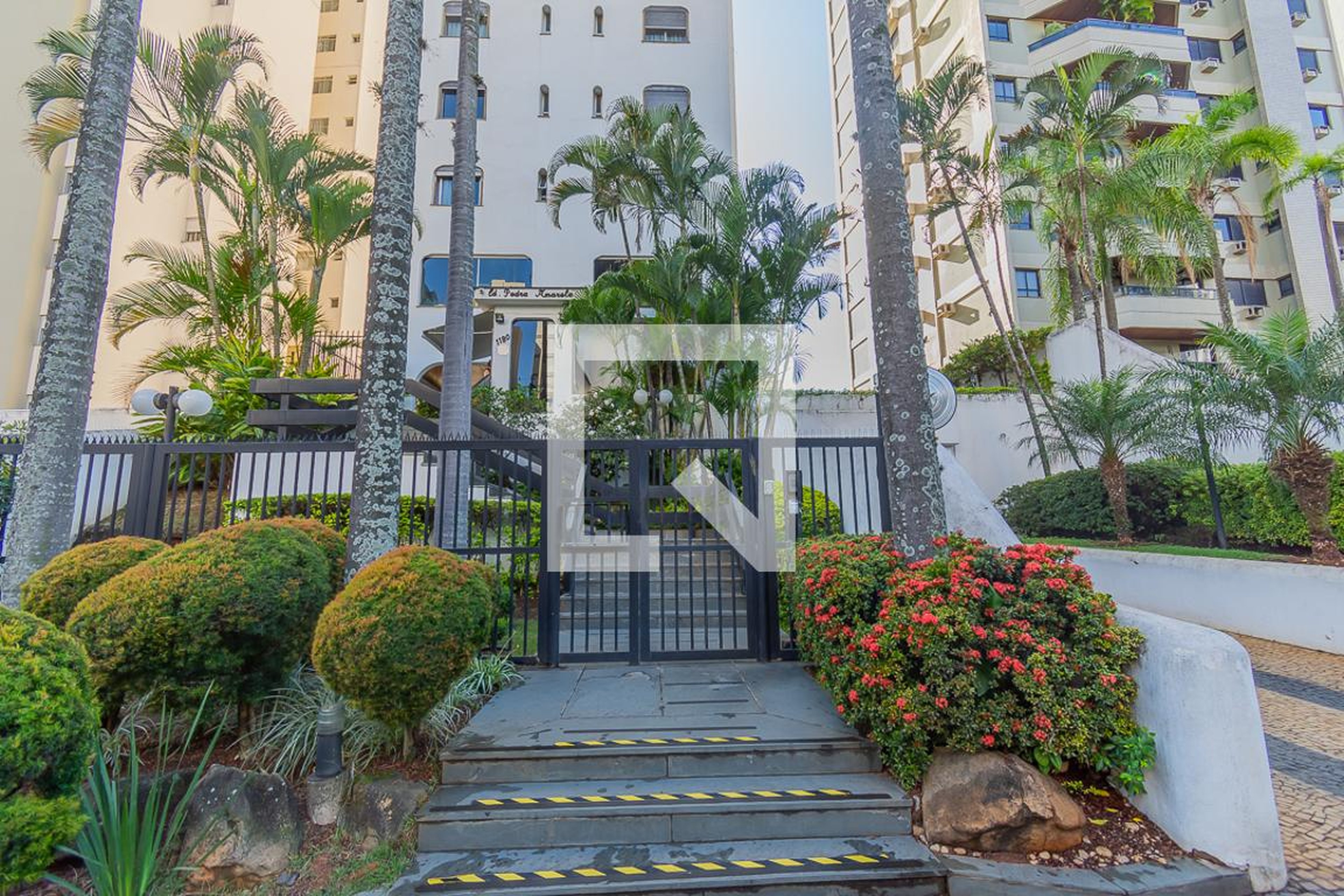 Fachada do Condomínio Edifício Pedra Amarela