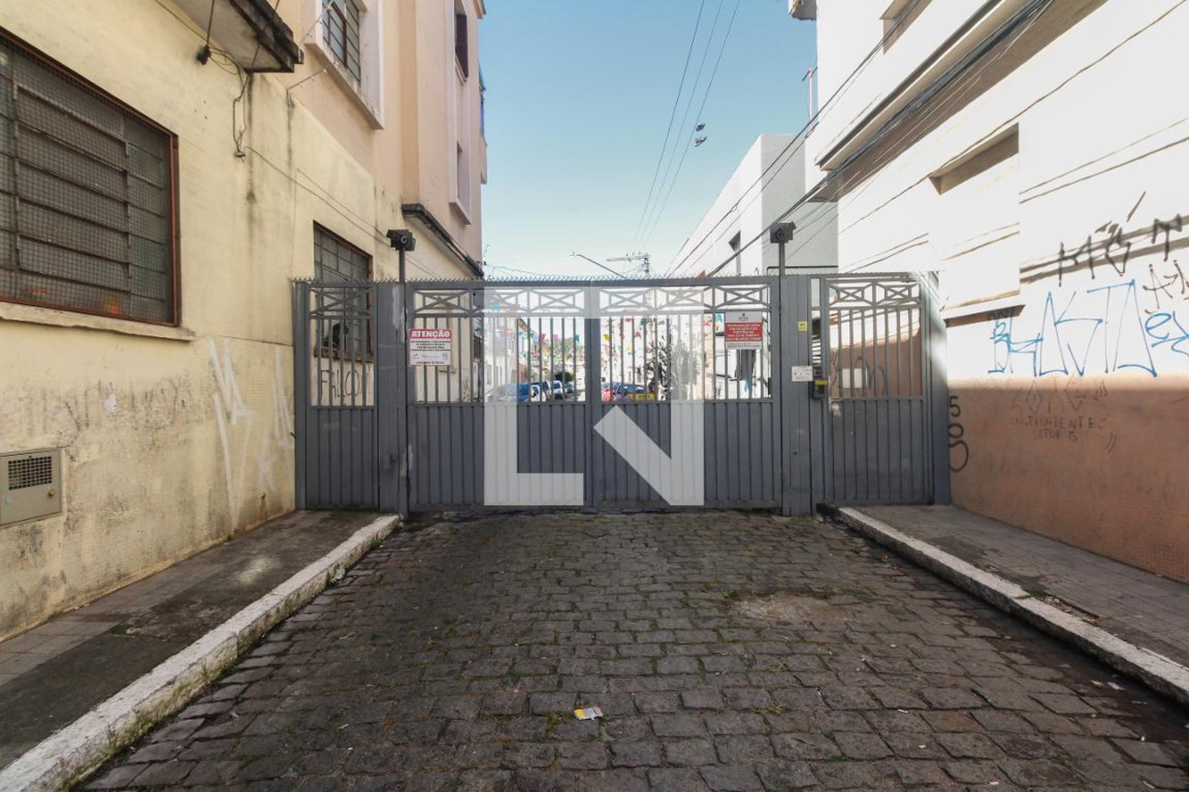 Fachada Condomínio em Rua Eduardo Tamer, 48