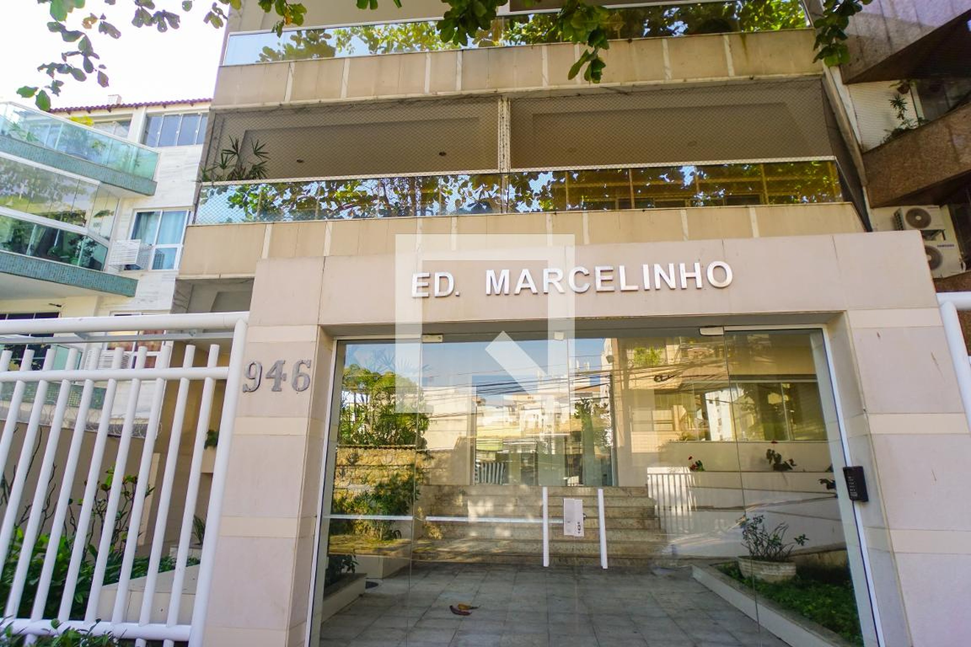 Fachada Condomínio em Rua Demóstenes Madureira de Pinho, 946