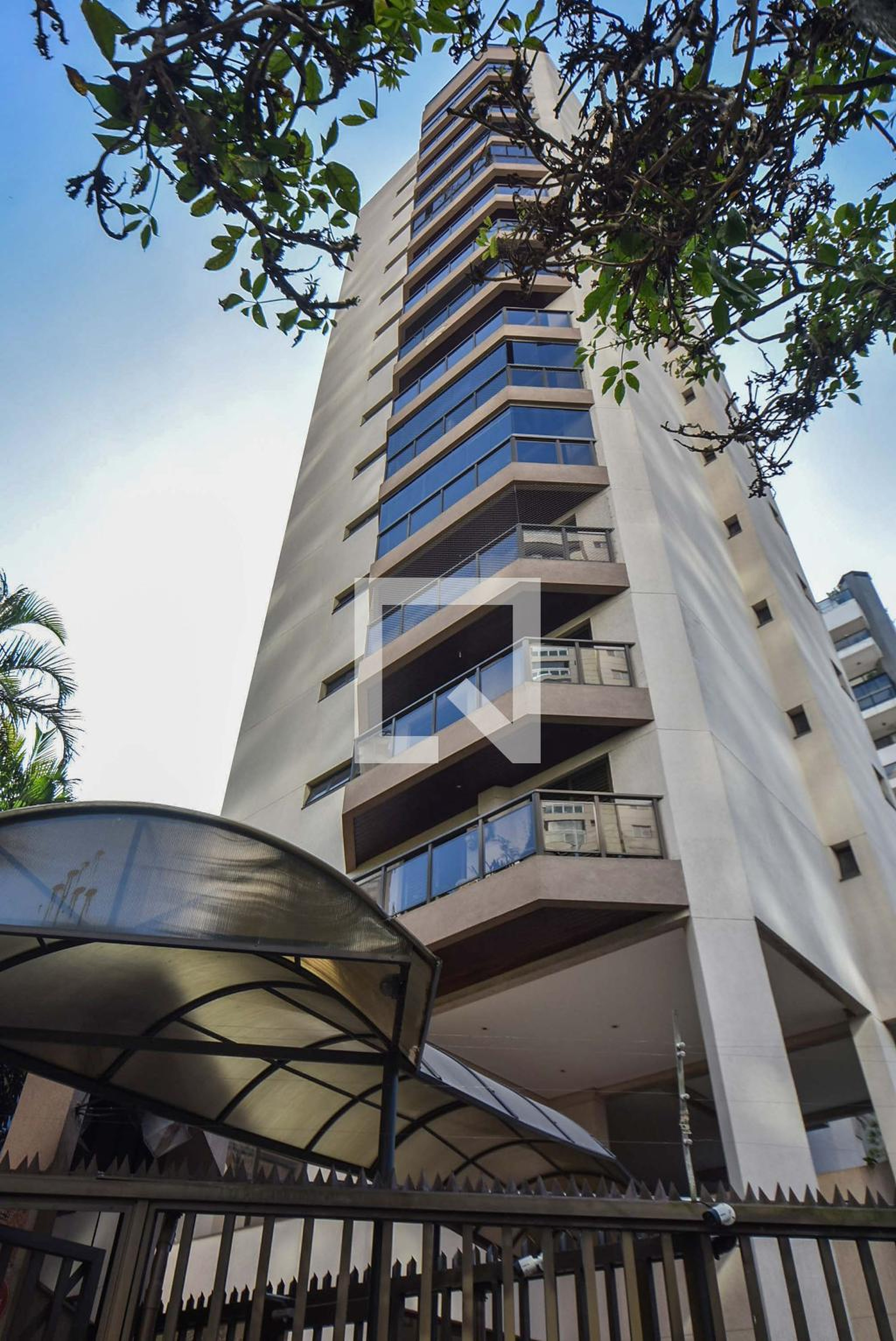 Prédio Condomínio em Rua Xavier Gouveia, 360