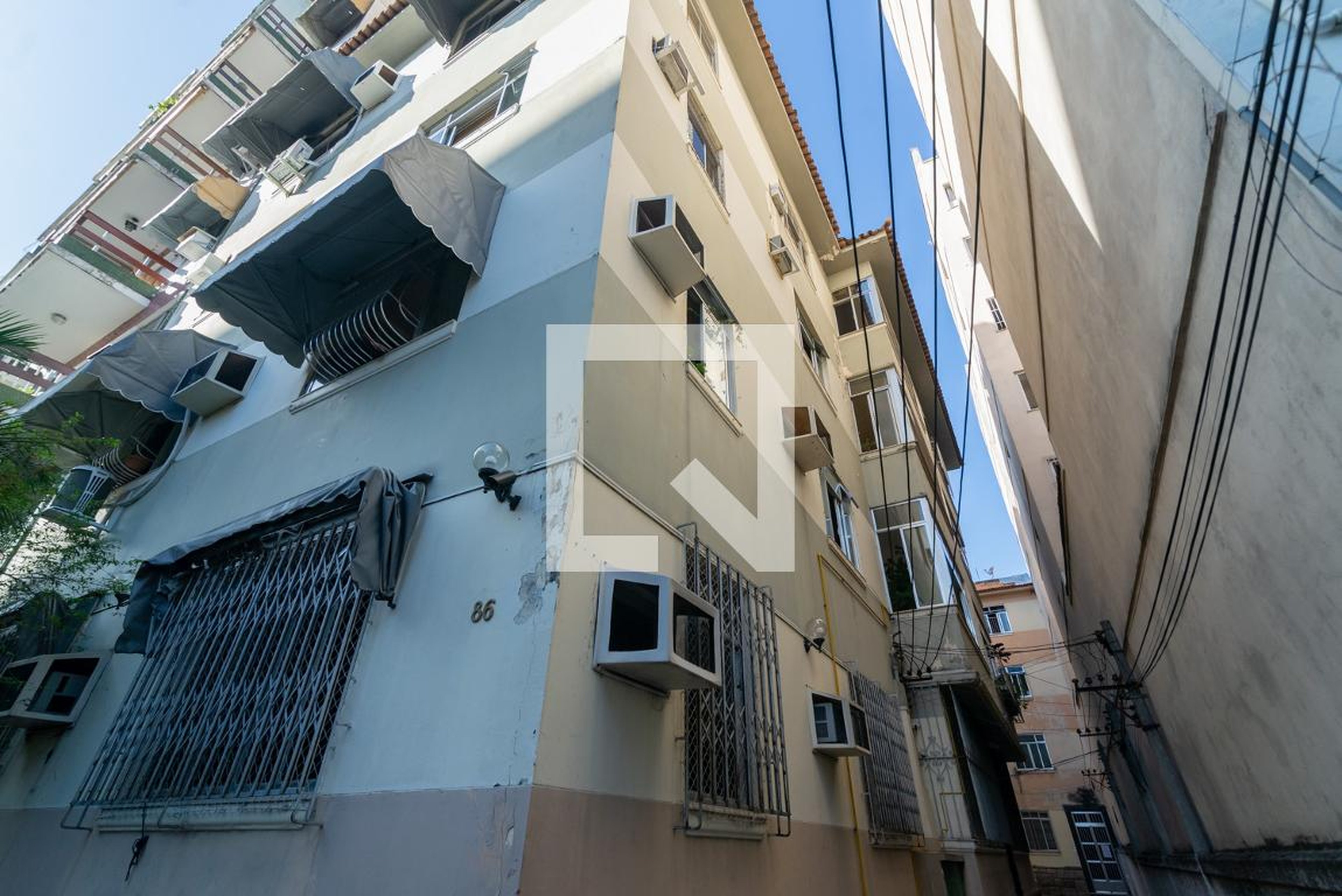 Fachada Condomínio em Rua Silva Pinto, 86