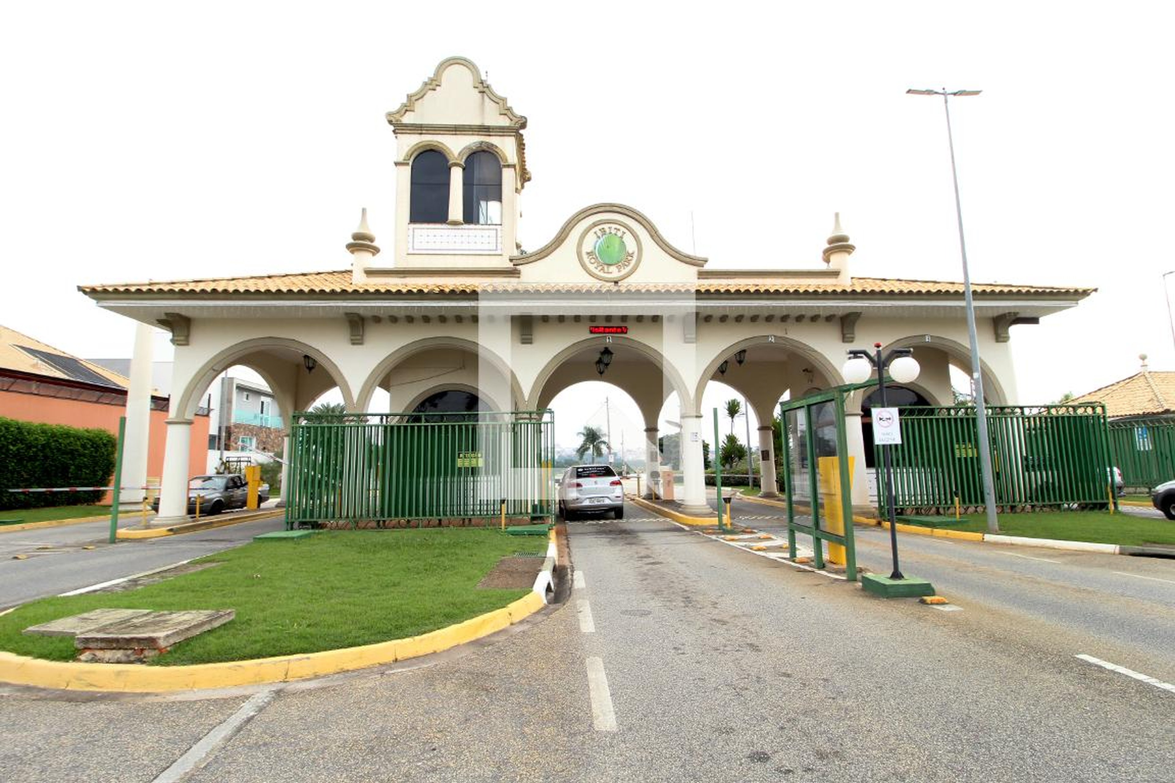 Fachada do Condomínio Condomínio Ibiti Royal Park