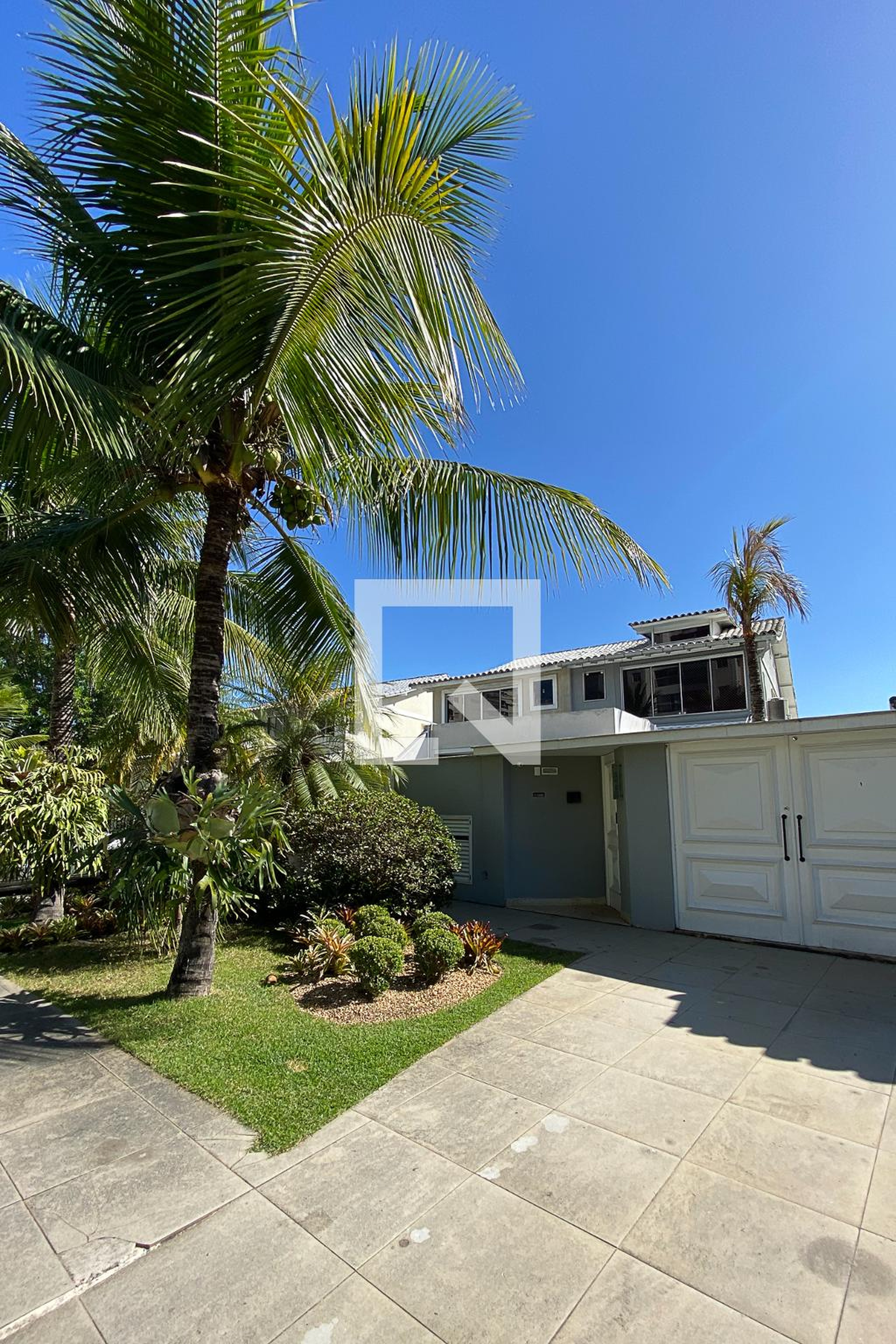 Fachada Condomínio em Rua Gustavo de Oliveira Castro, 135