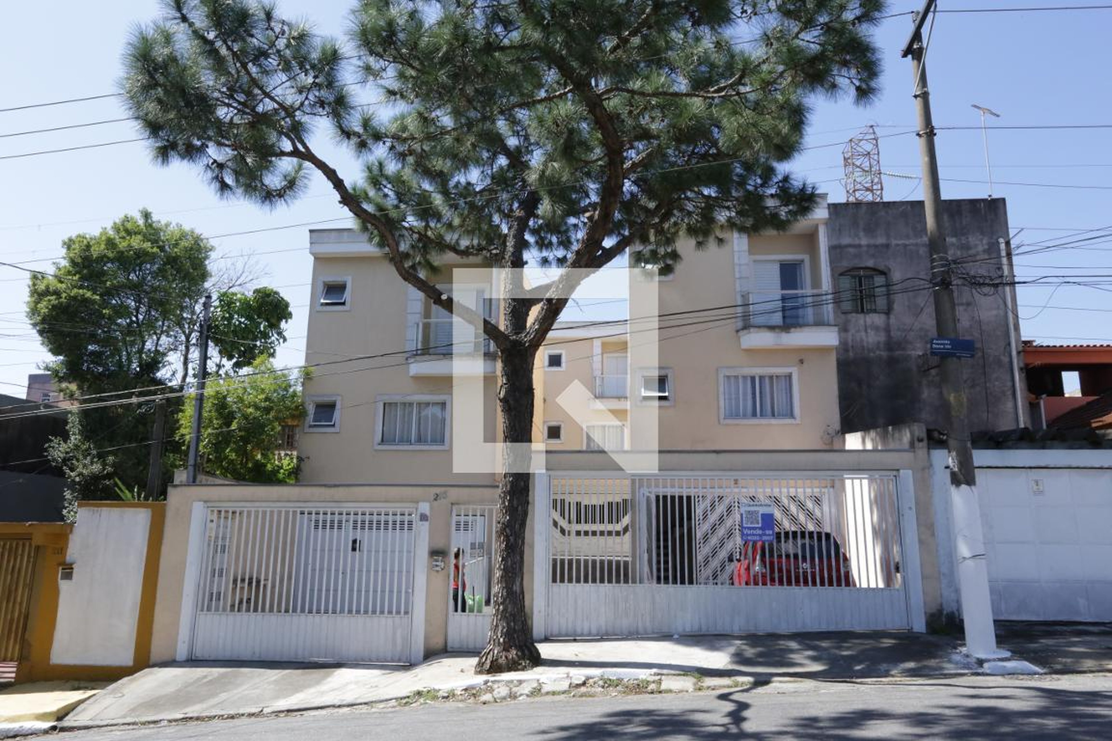 Fachada do Condomínio Condomínio Pinheirinho