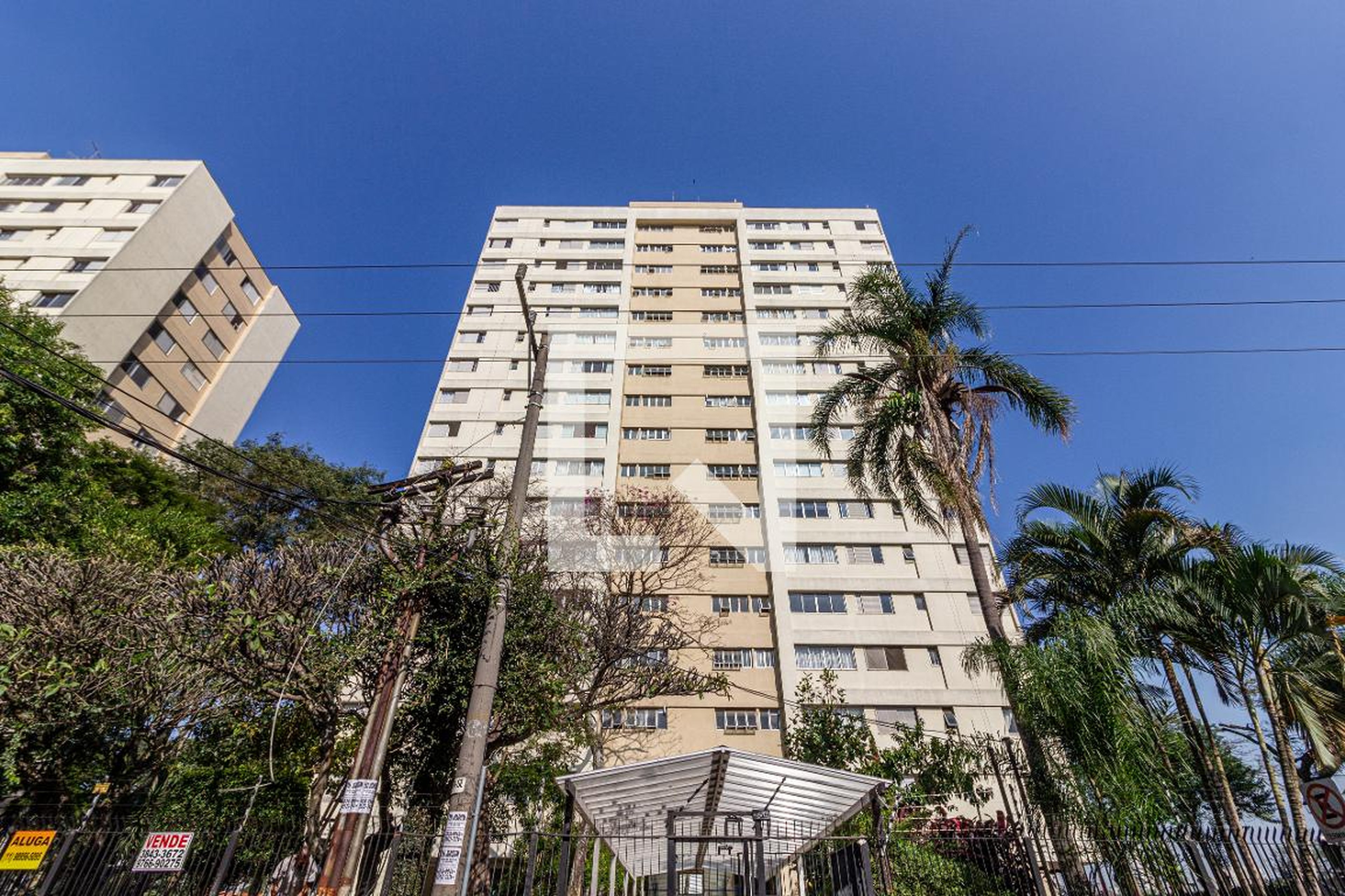 Fachada Condomínio em Rua Alvorada, 725