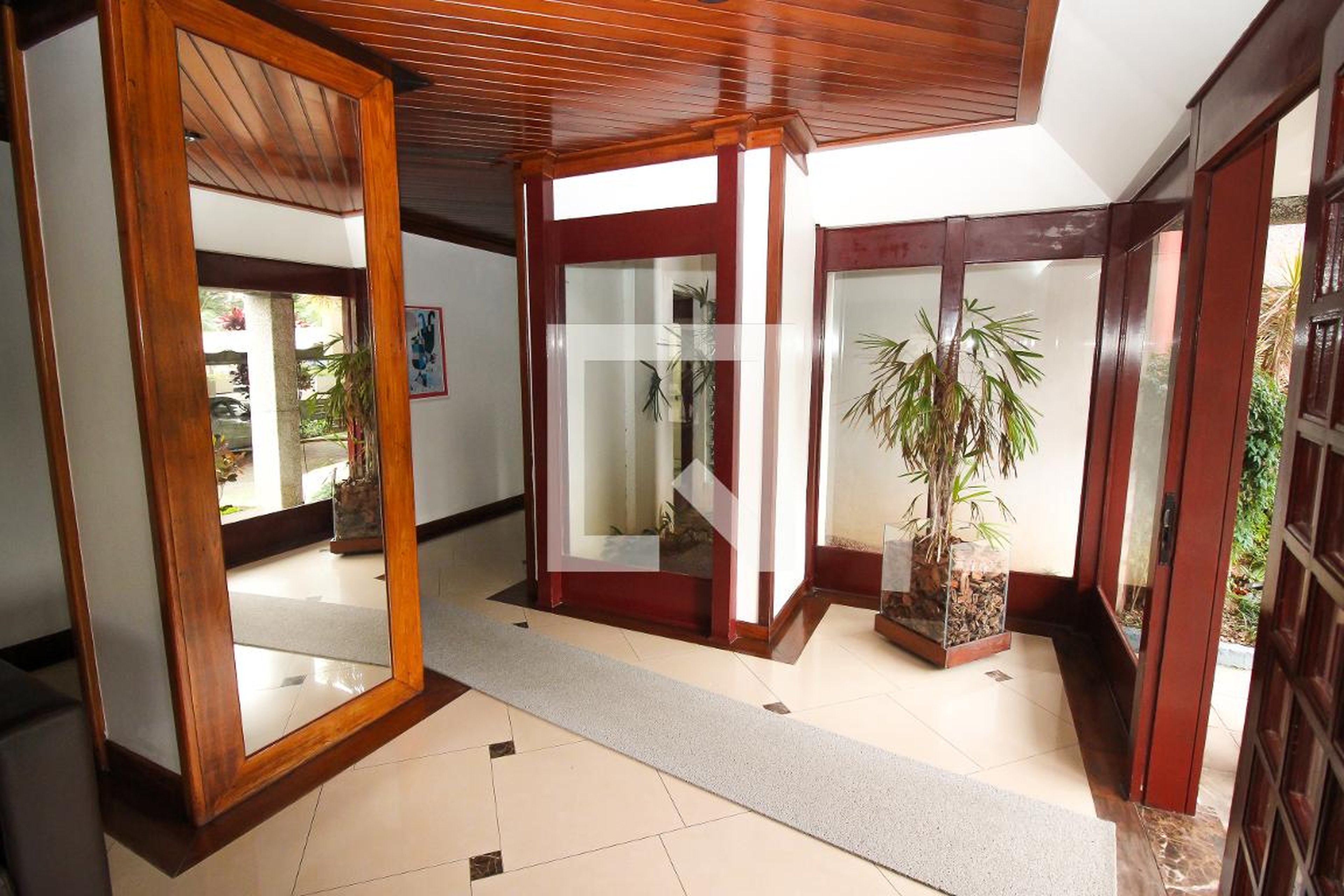 Hall de Entrada - Plaza Miró