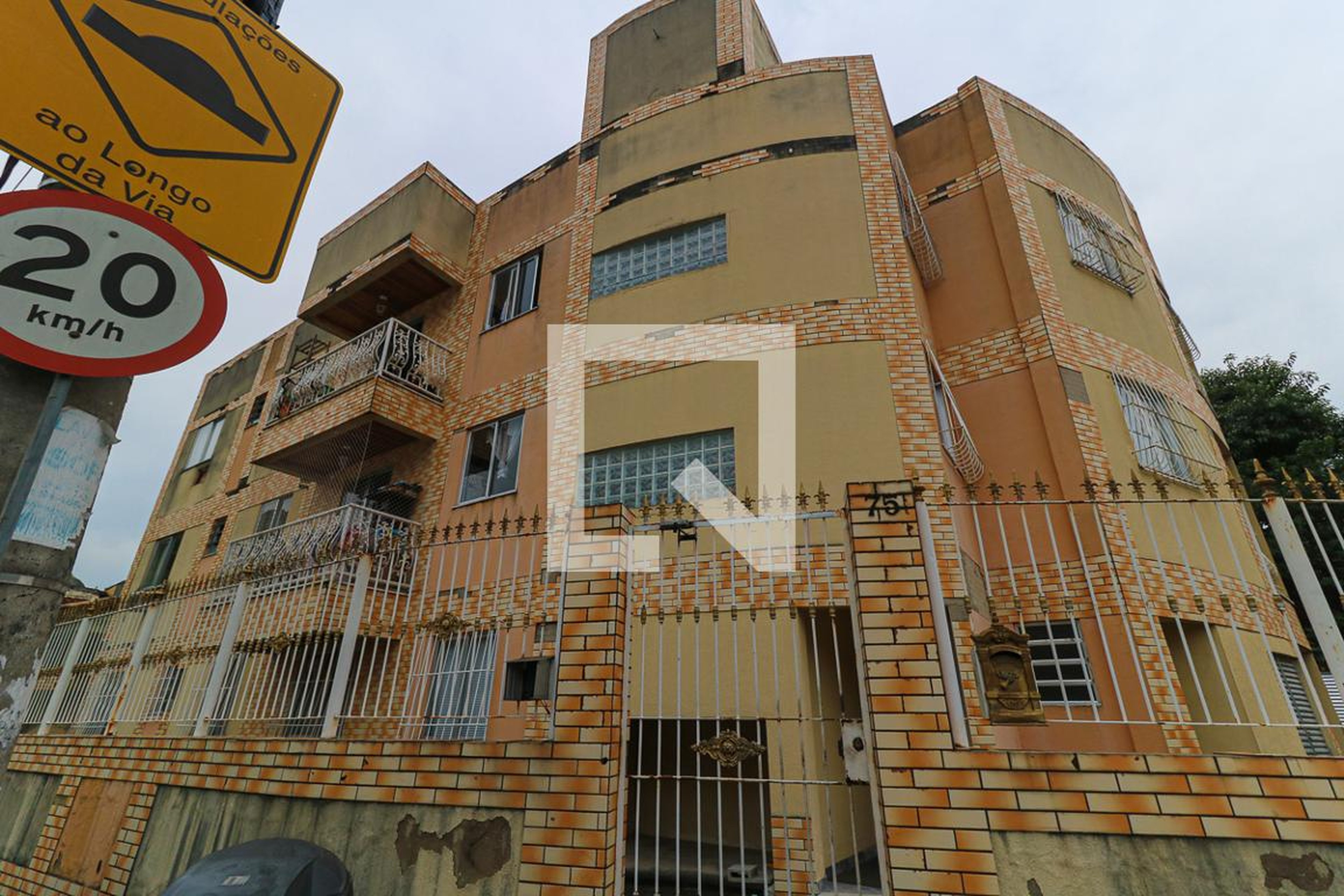 Fachada Condomínio em Rua Engenheiro Clóvis Daudt, 75