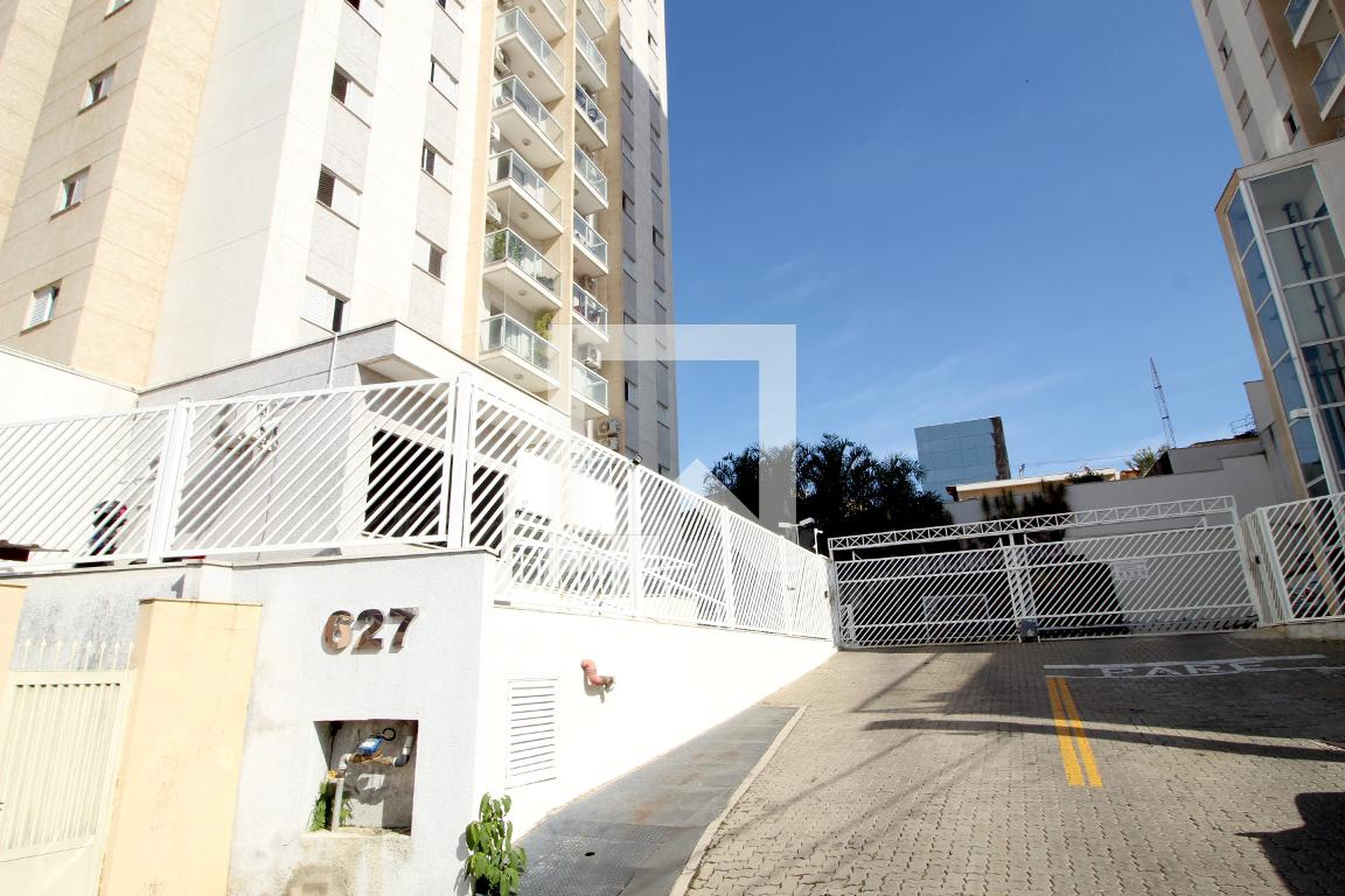 Fachada do Condomínio Condomínio Plaza Madrid