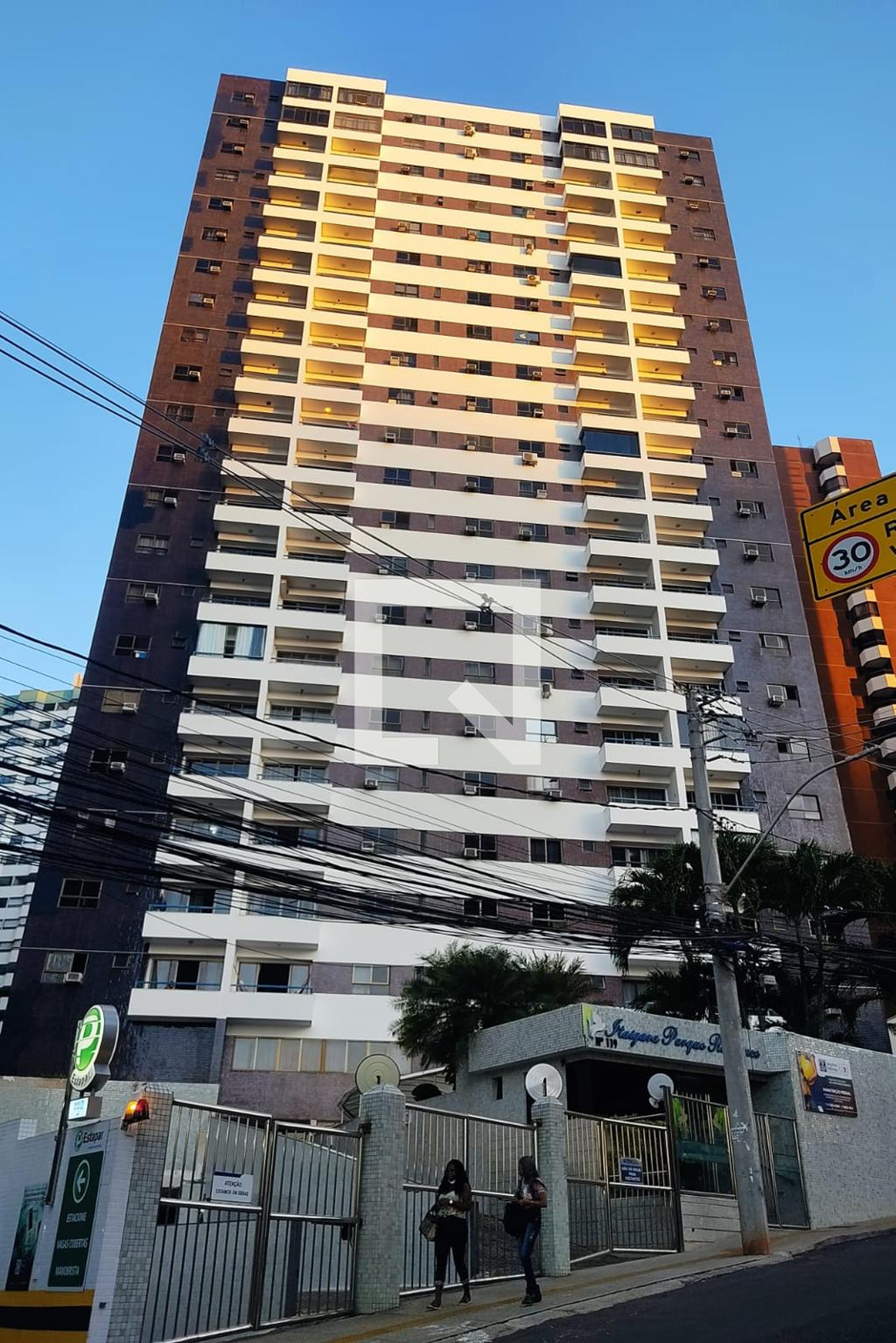 Fachada do Condomínio Condomínio Itaigara Parque Residence