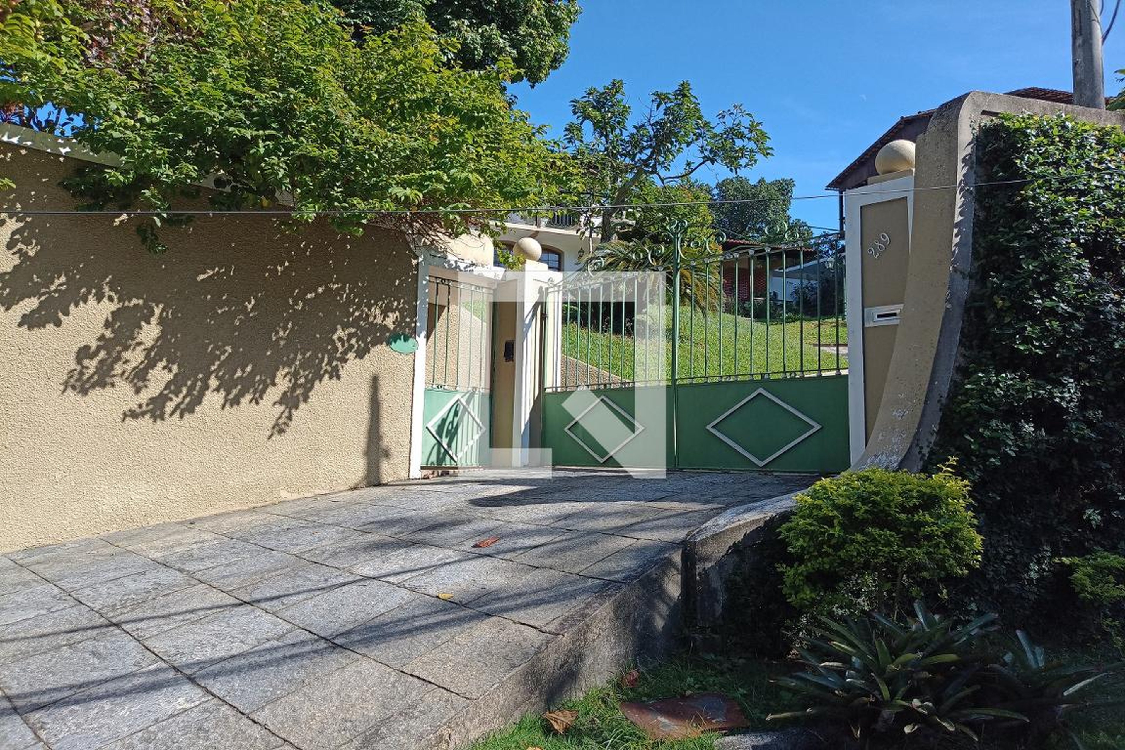 Fachada Condomínio em Estrada Doutor Azeredo Lopes, 289