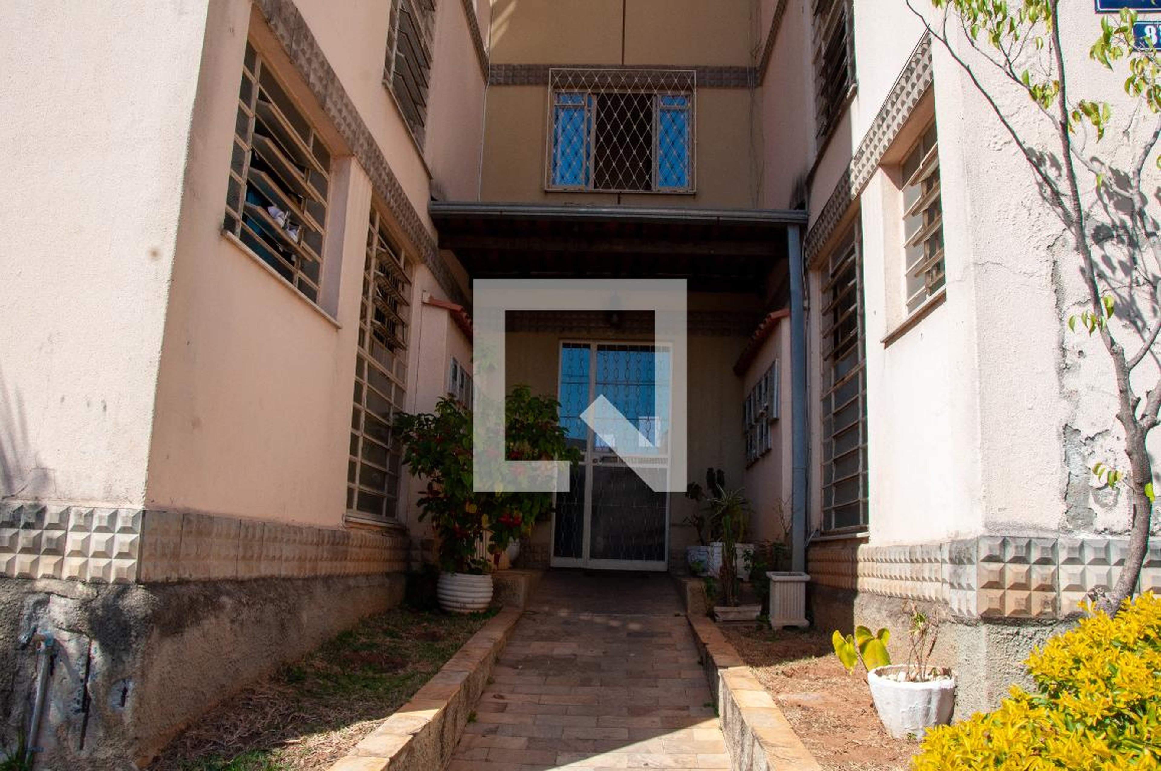 Hall de Entrada Condomínio em Rua GG, 84