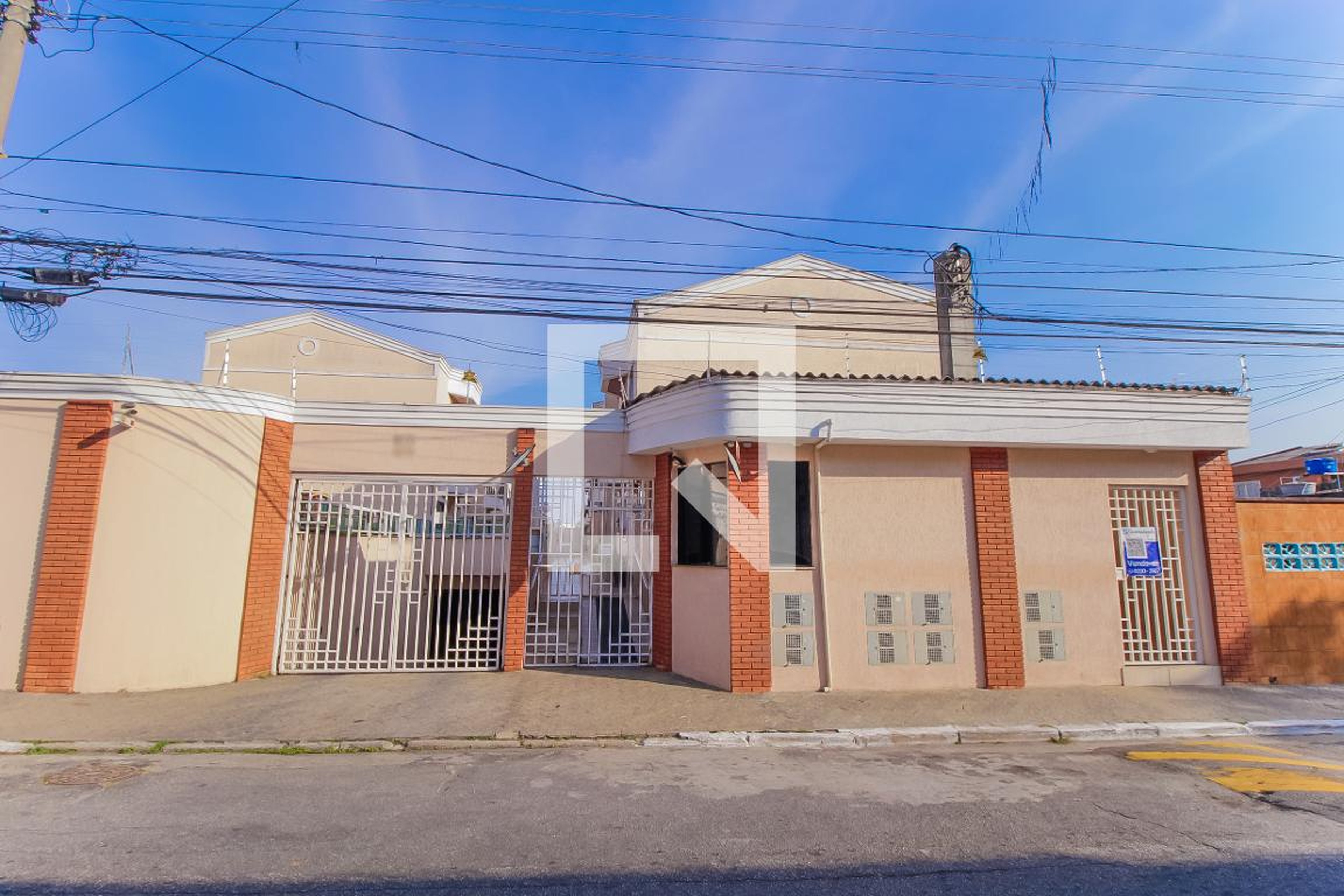 Fachada do Condomínio Condomínio em Rua Alves de Almeida, 878