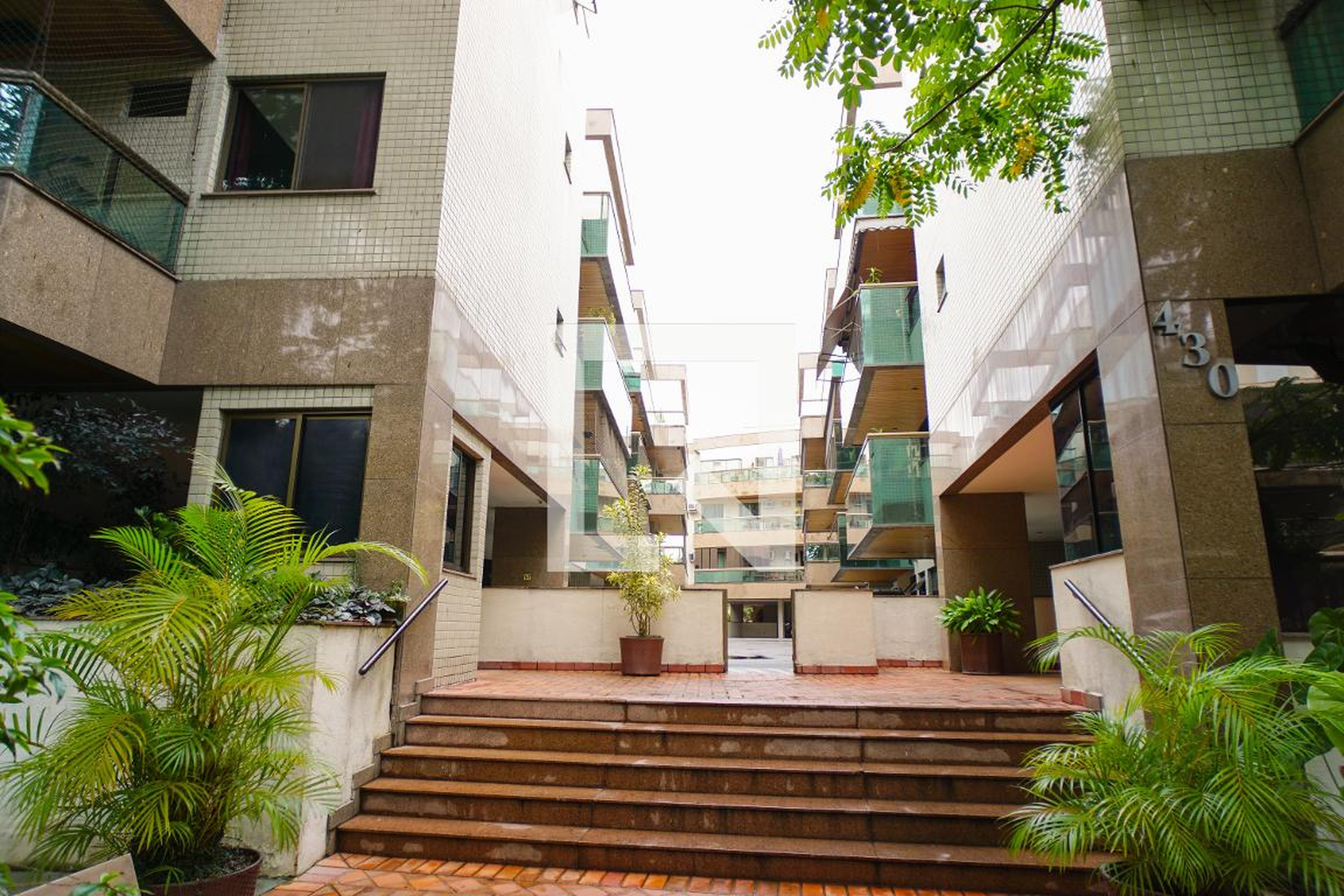 Fachada Condomínio em Rua Desembargador Paulo Alonso, 1355