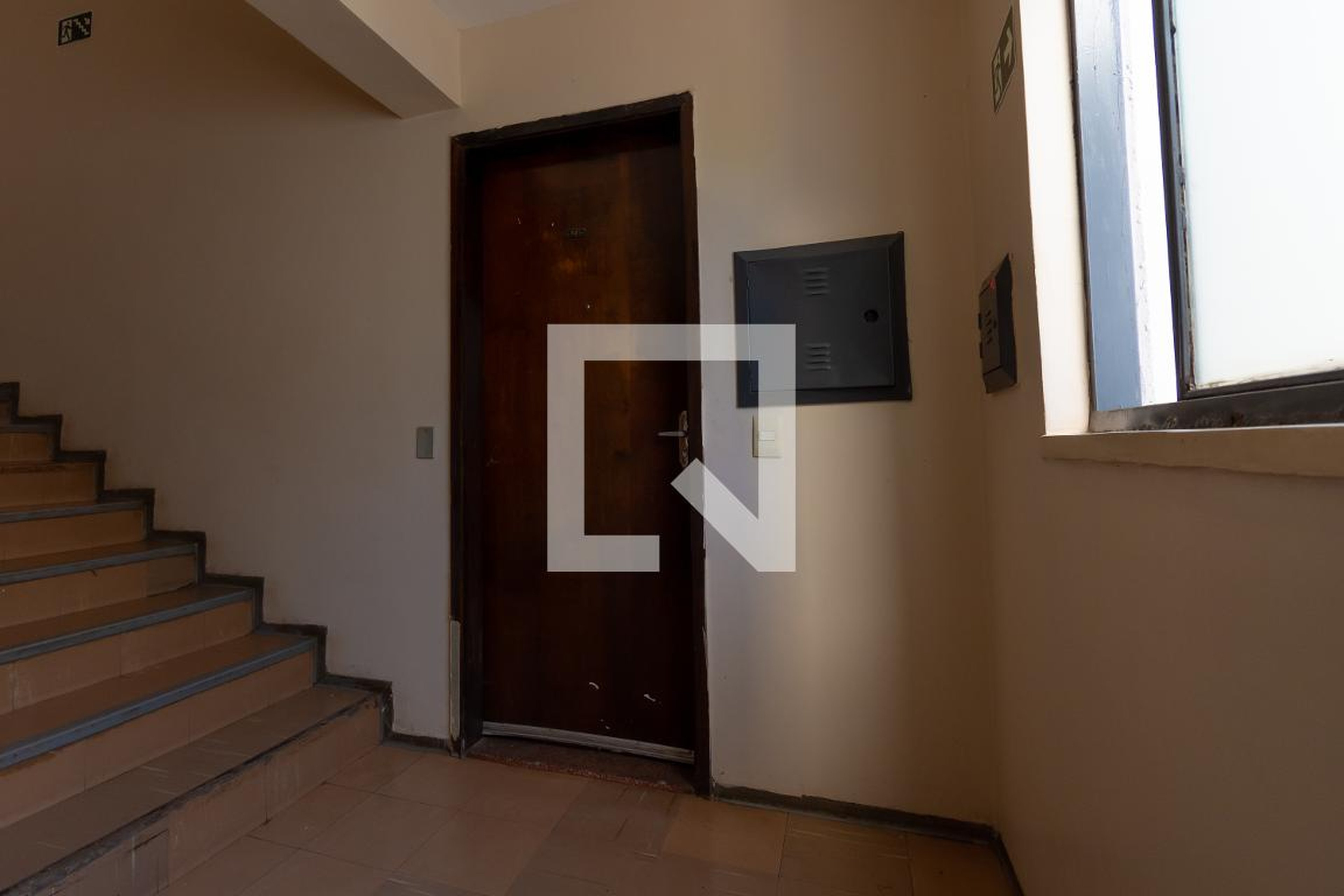 Hall de Entrada Condomínio em Avenida C-107, 01