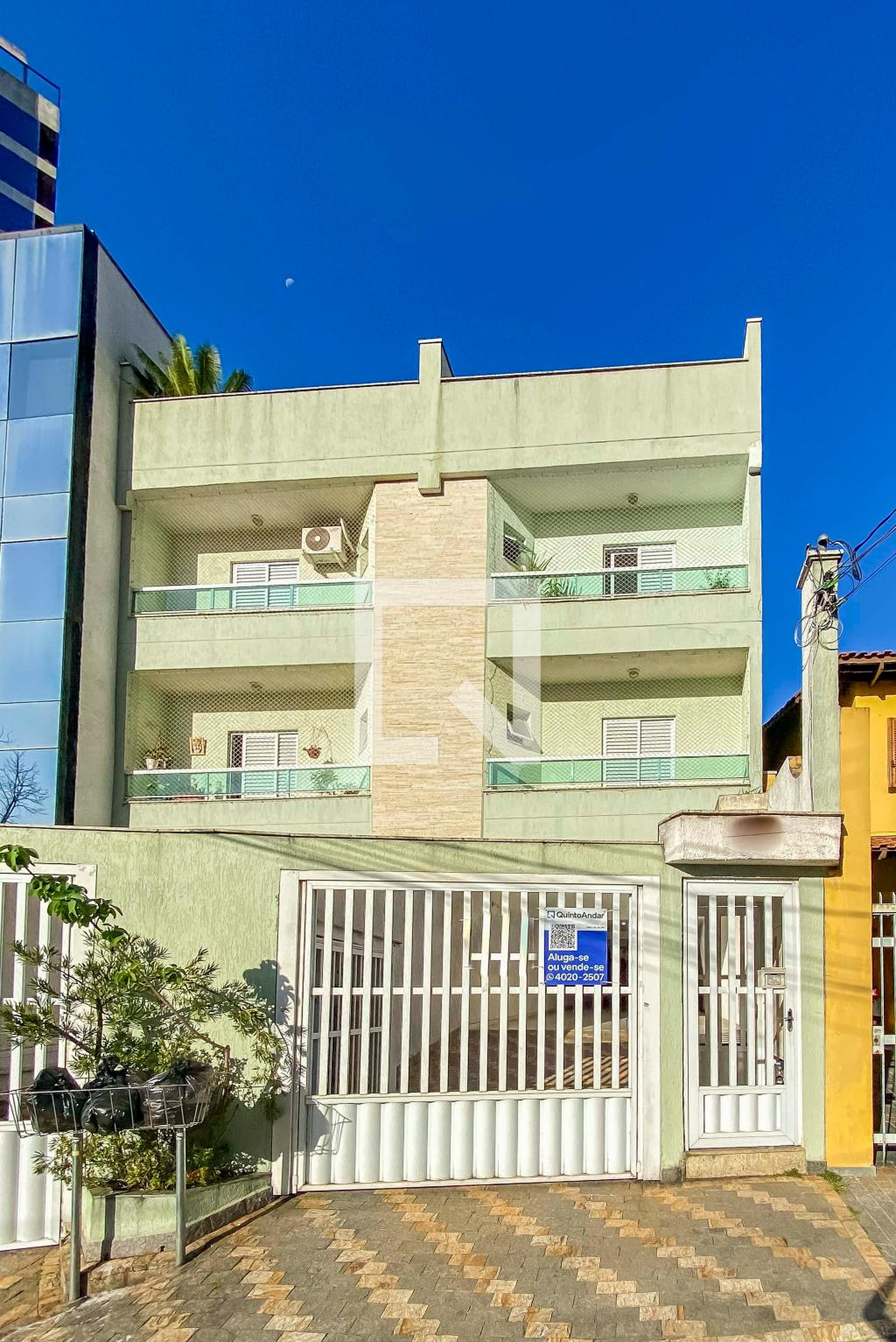 Fachada Condomínio em Rua Laura, 671