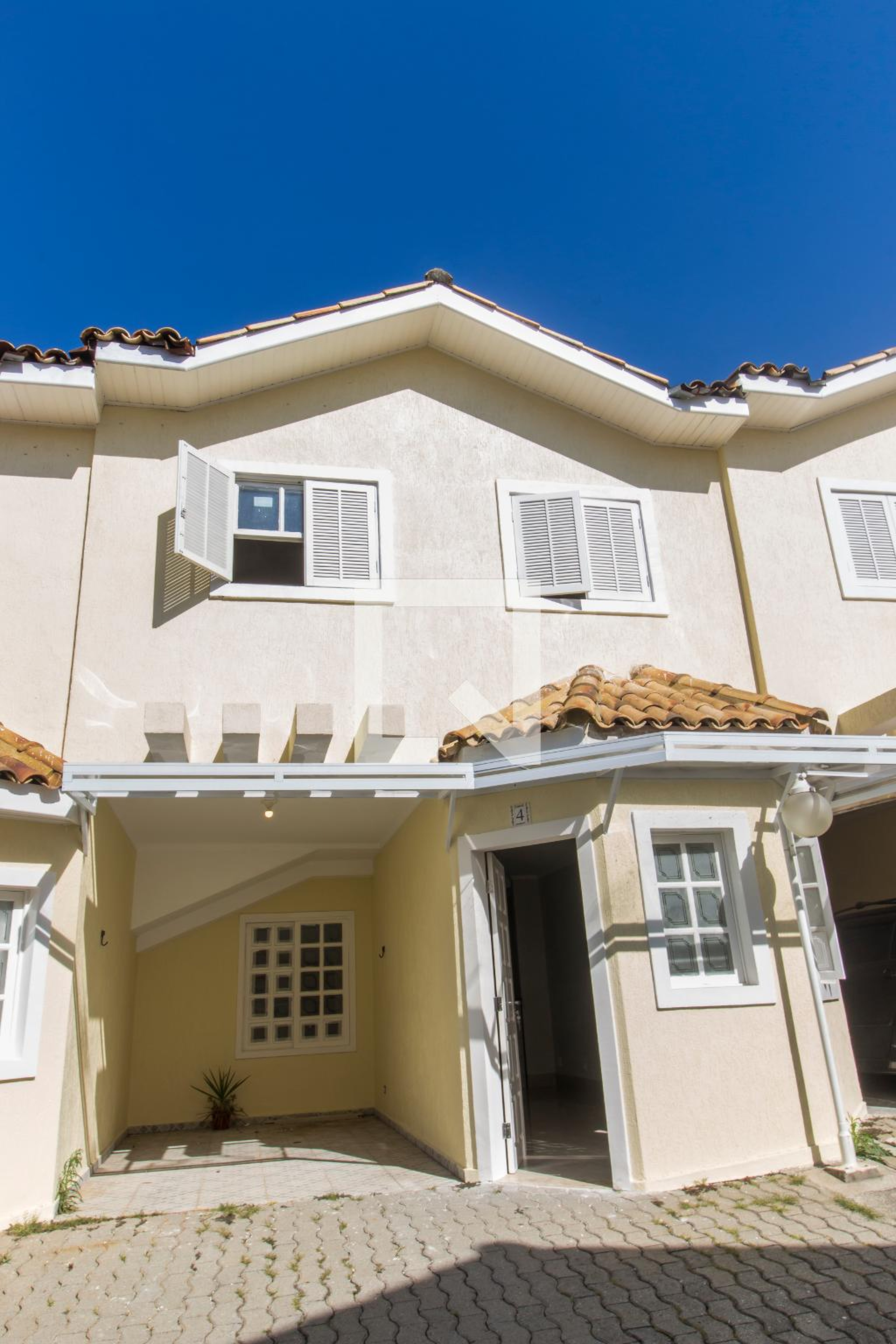 Fachada Condomínio em Rua Terra, 63