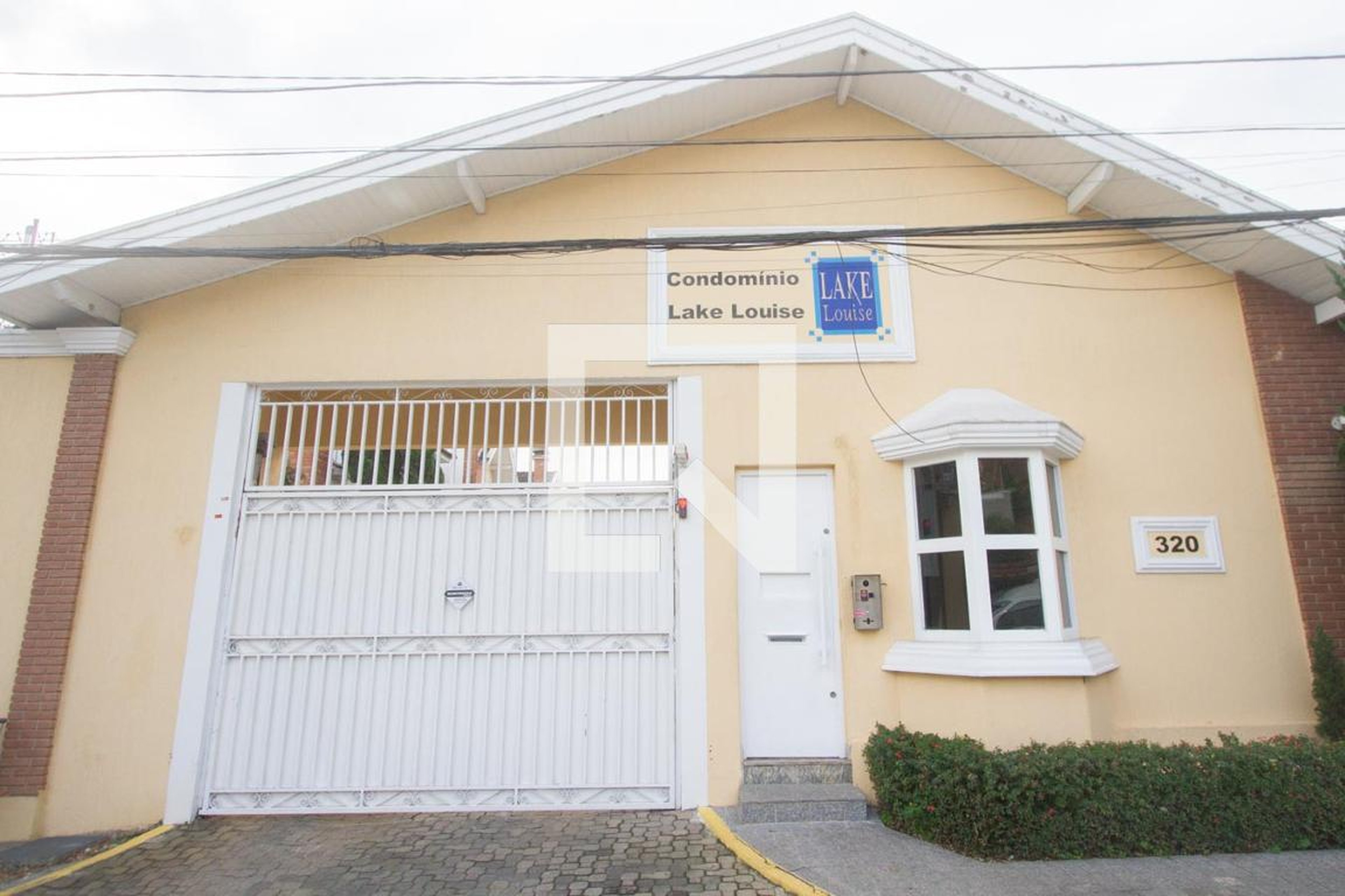 Fachada do Condomínio Condomínio Lage Louise