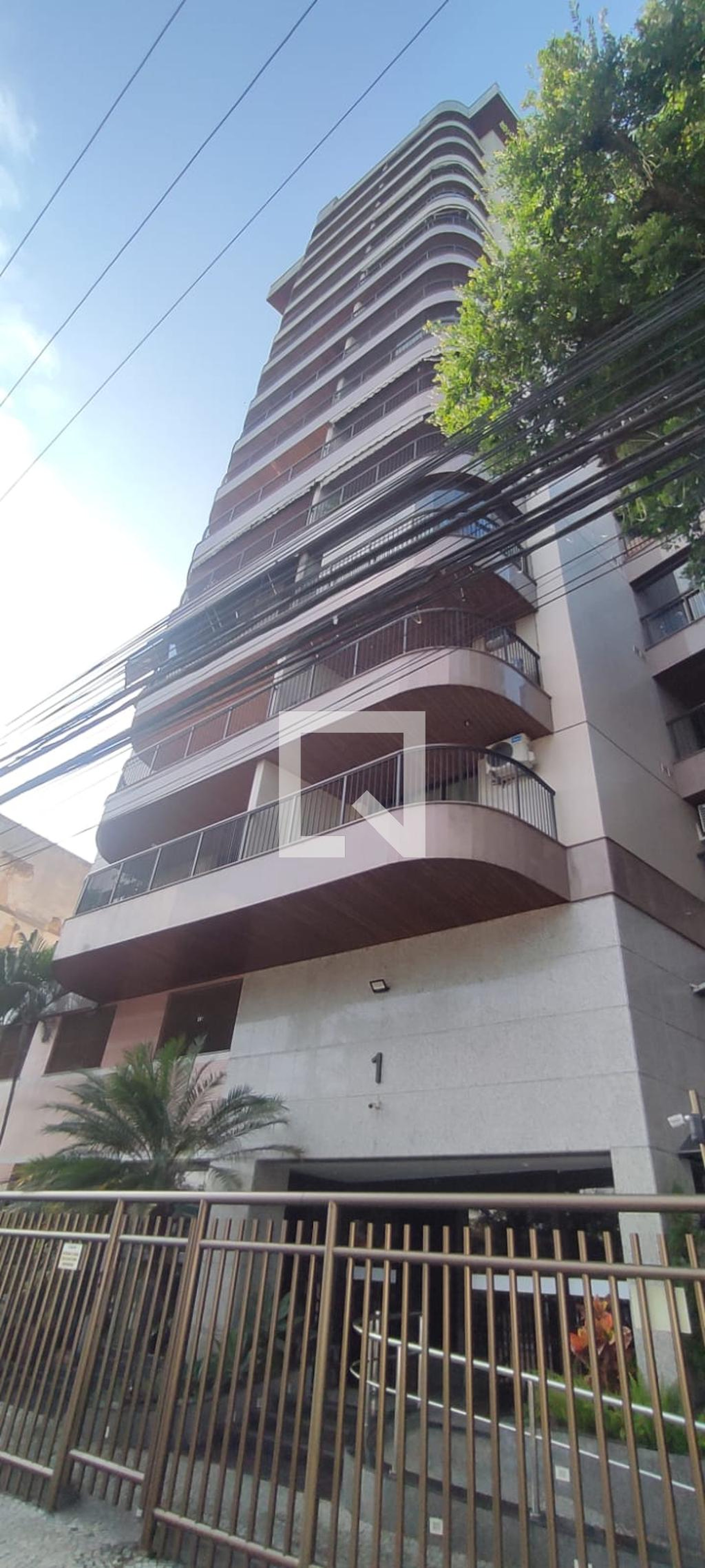 Fachada Condomínio em Rua Professor Hernani Pires de Mello, 1