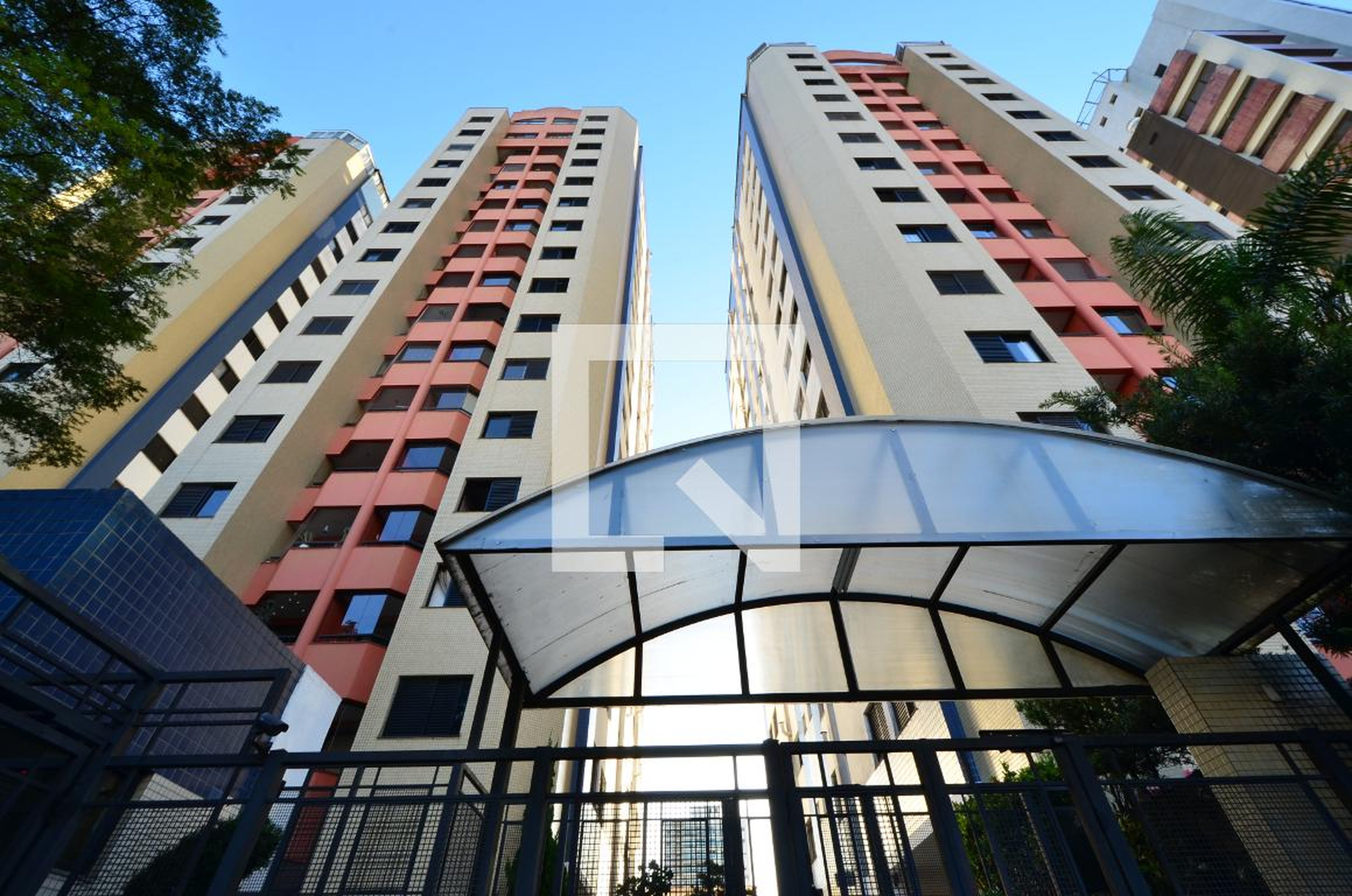 Fachada do Condomínio Edifício Colorado Conjunto Res Monte Branco