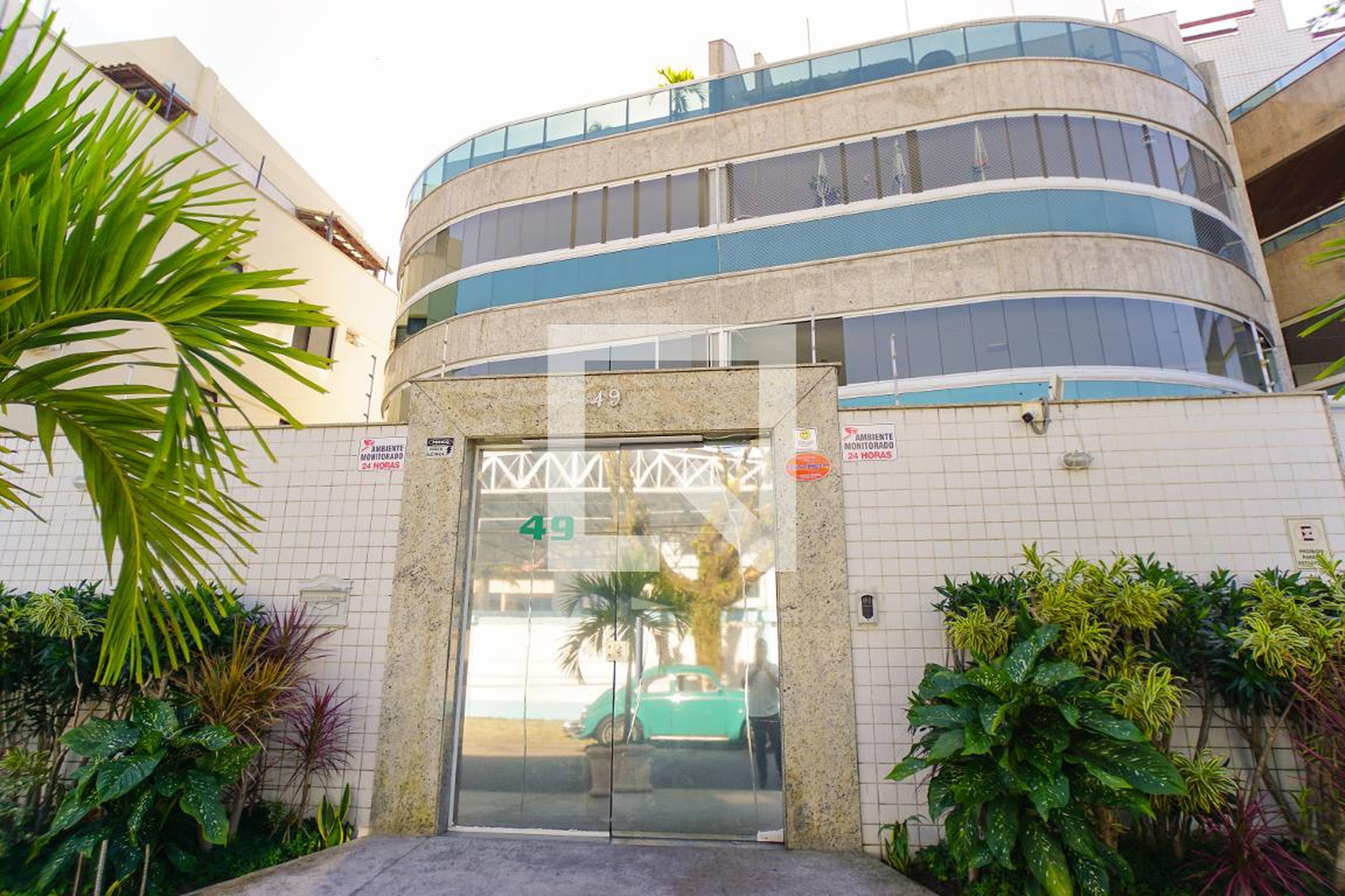 Fachada Condomínio em Rua Albano de Carvalho, 49