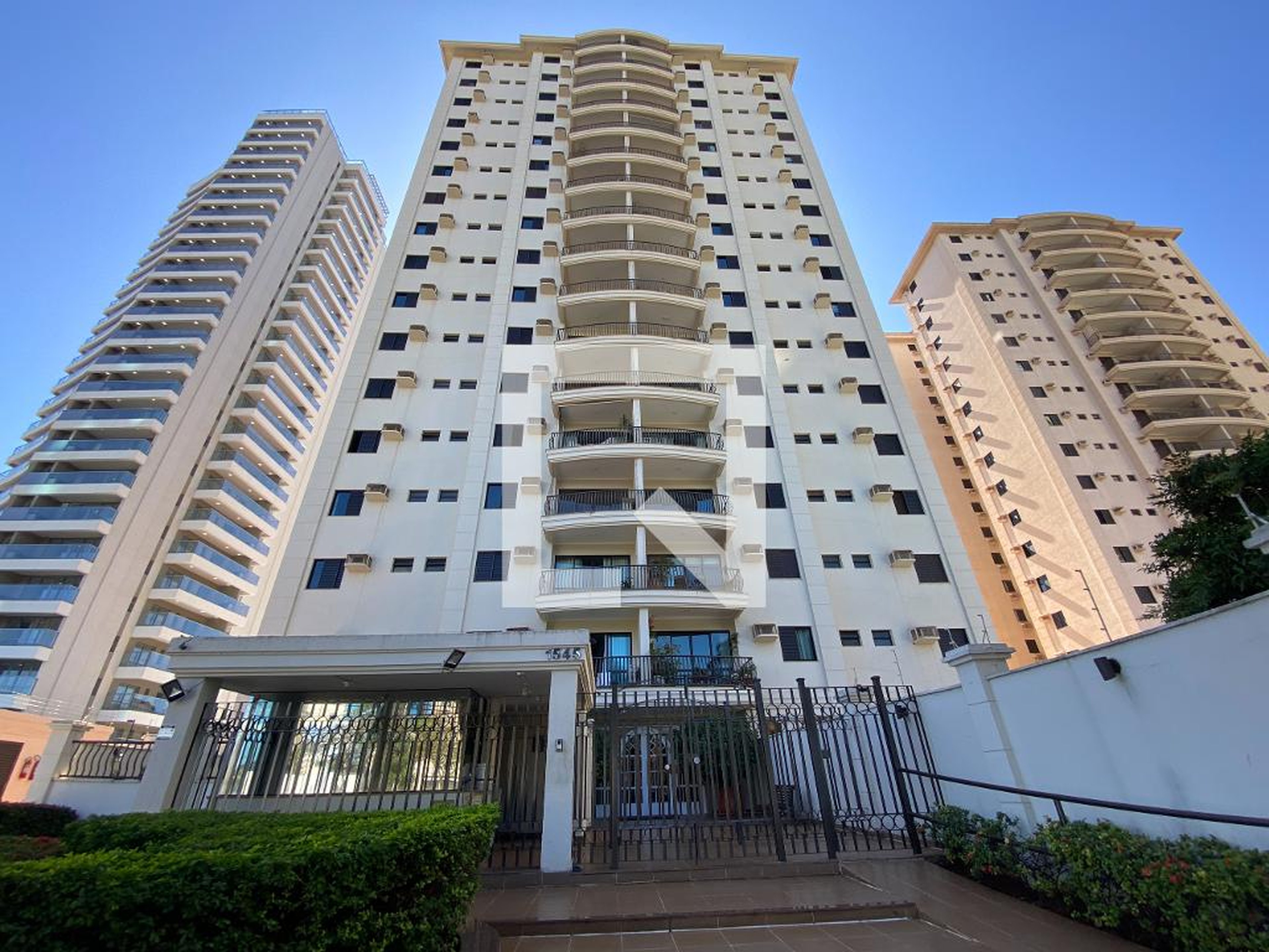 Fachada do Condomínio Condomínio em Avenida Professor João Fiúsa, 1545