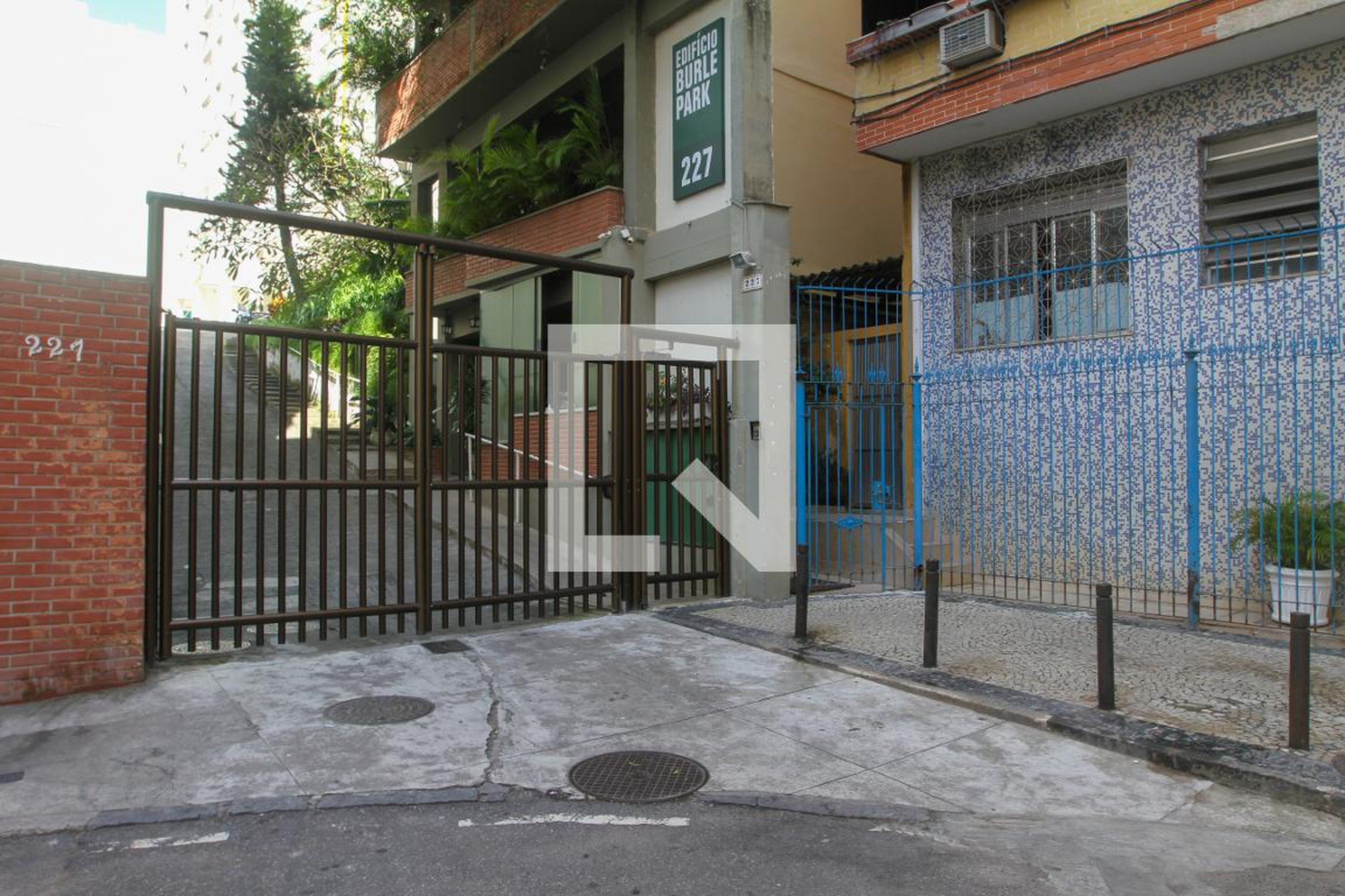 Entrada do Prédio - Edifício Burle Park