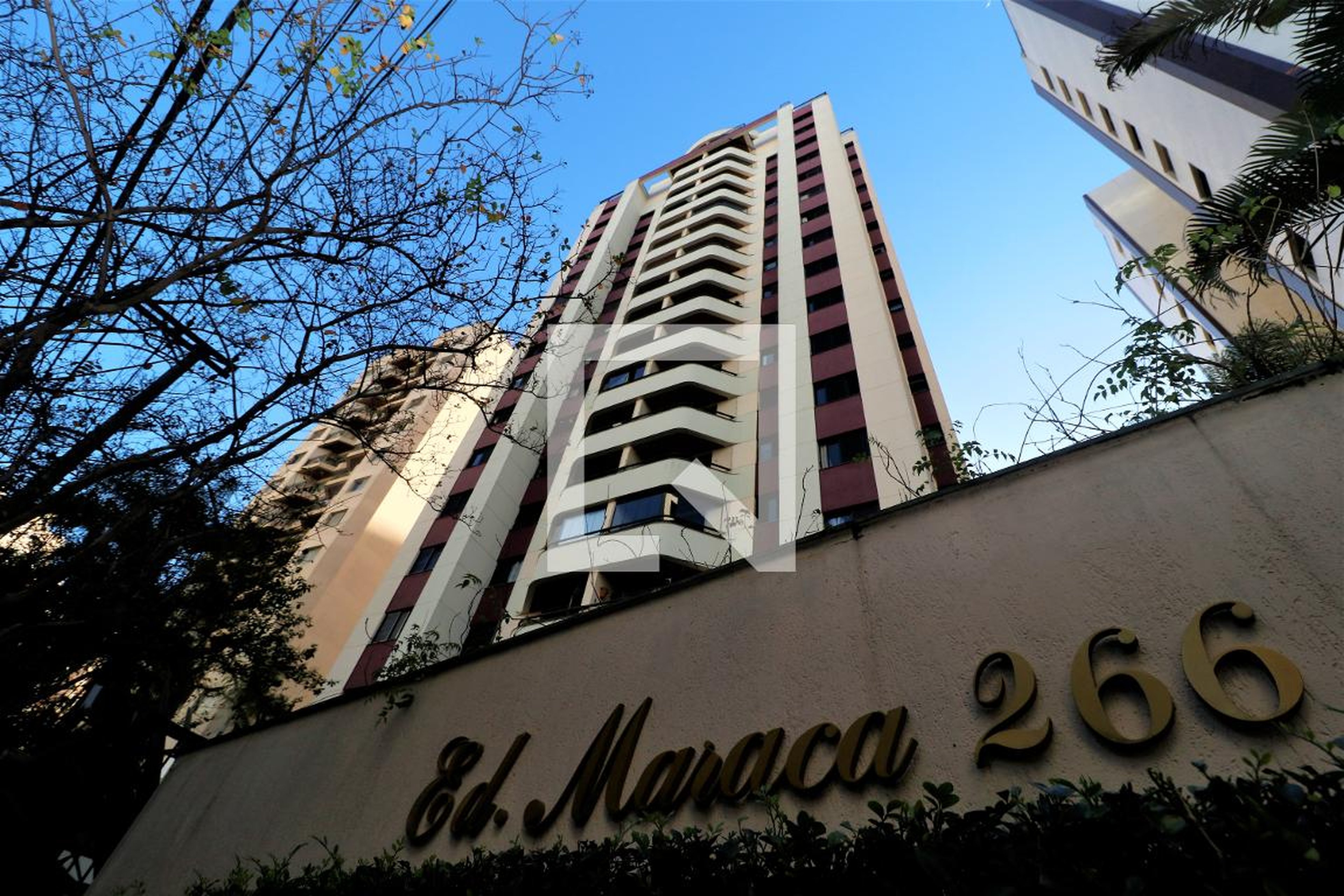 Fachada do Condomínio Condomínio Maraca