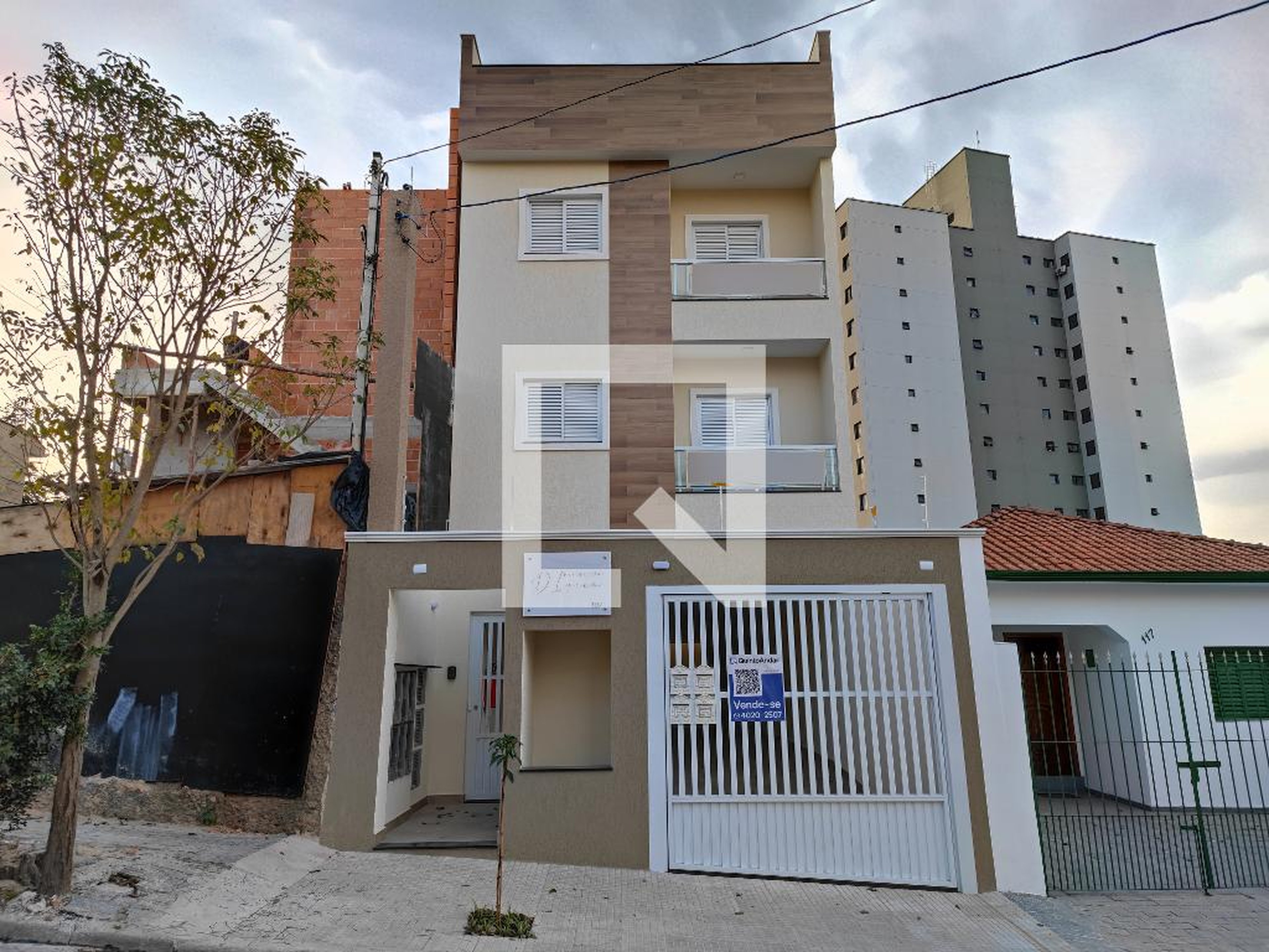 Fachada Condomínio em Rua Alencastro, 107