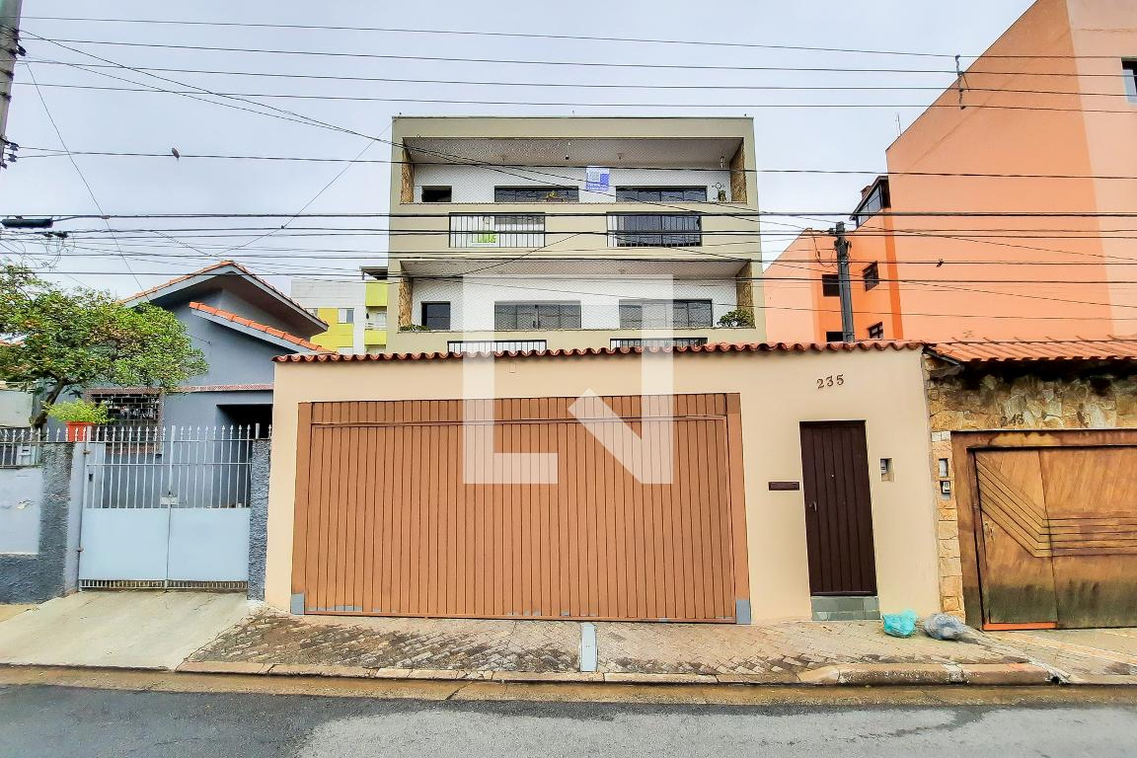 Fachada do Condomínio Condomínio em Rua da Transmissão, 235