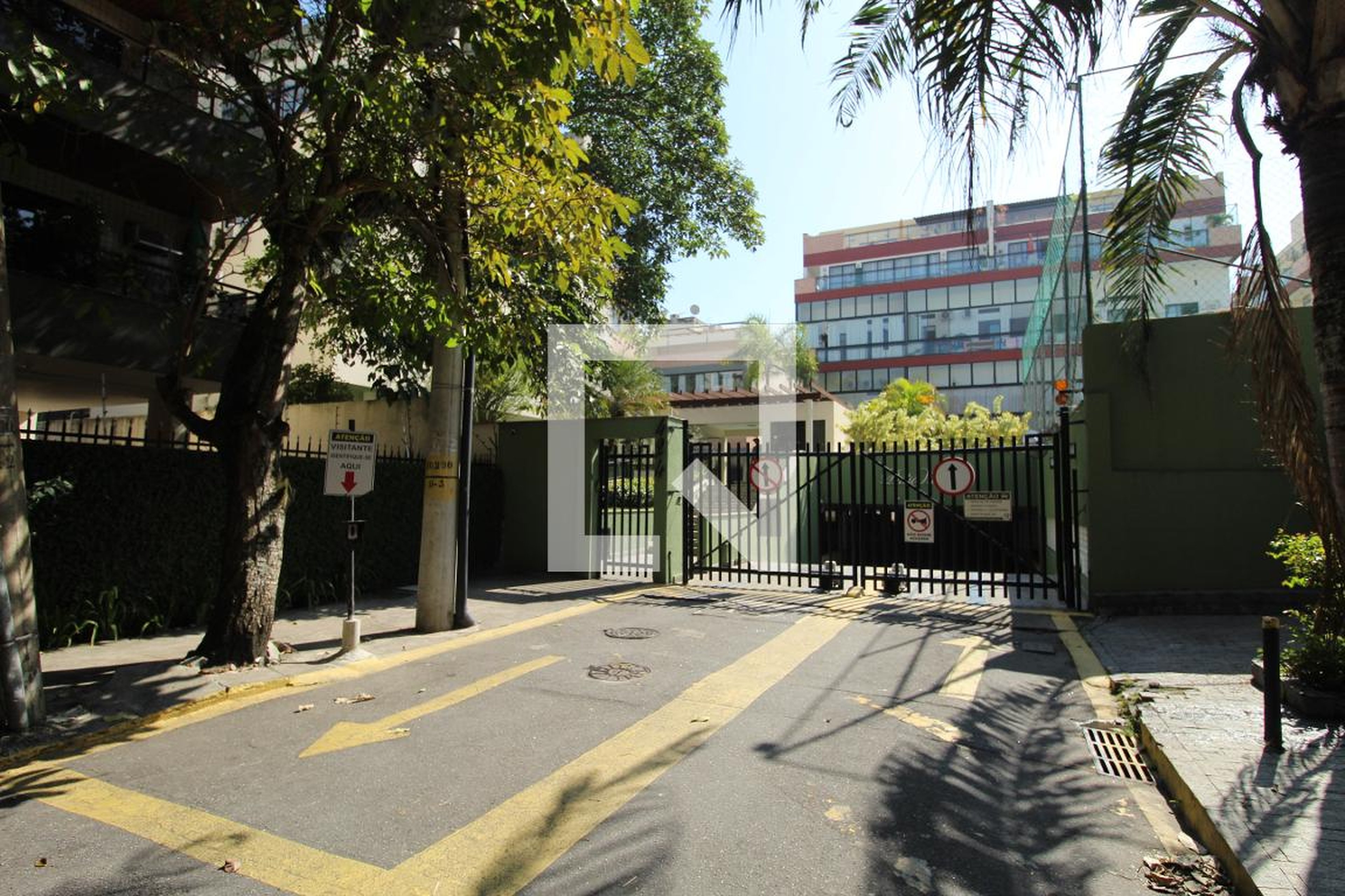 Fachada do Condomínio Condomínio Pátio Village