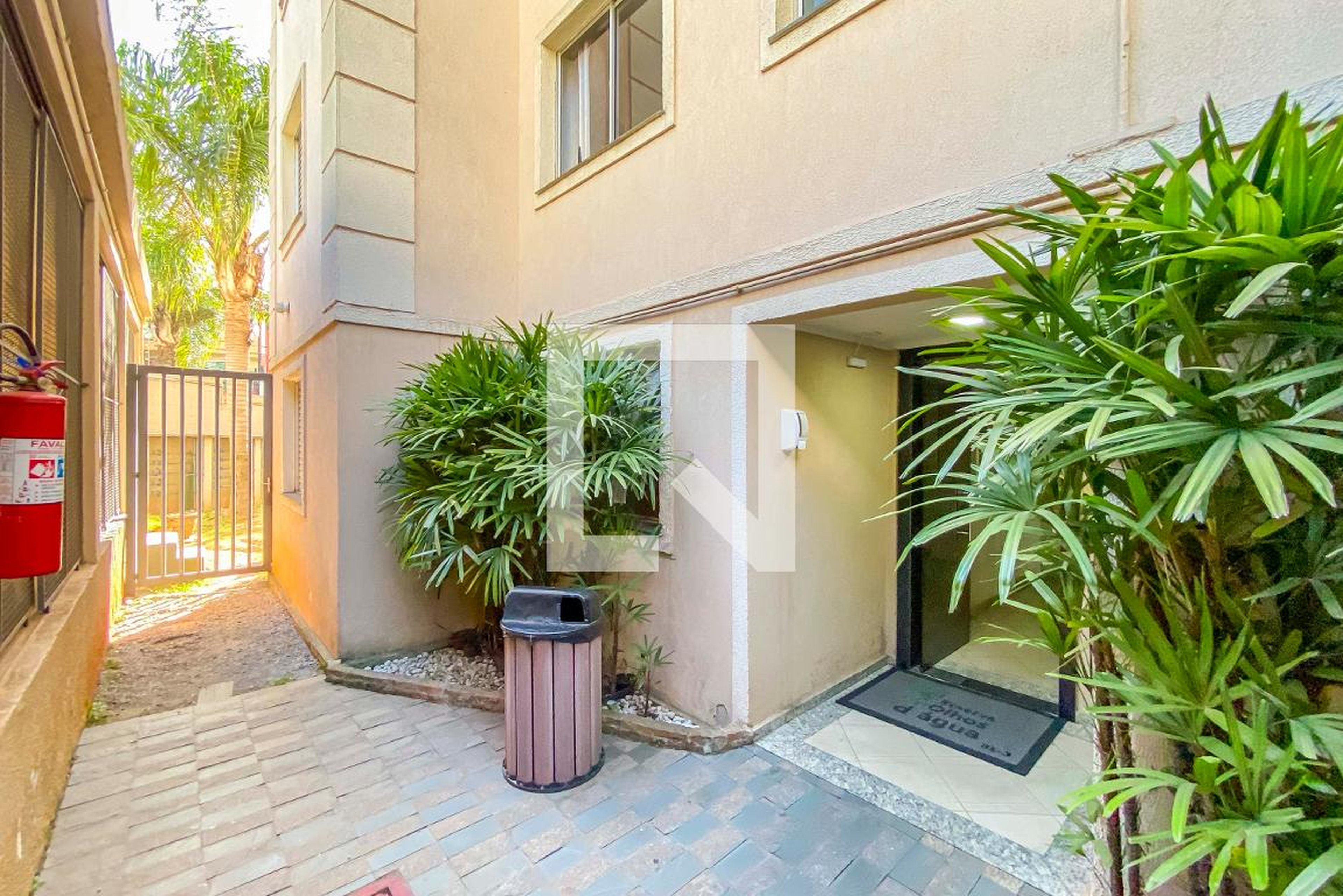 Entrada Condomínio em Rua Ângelo Fração, 49