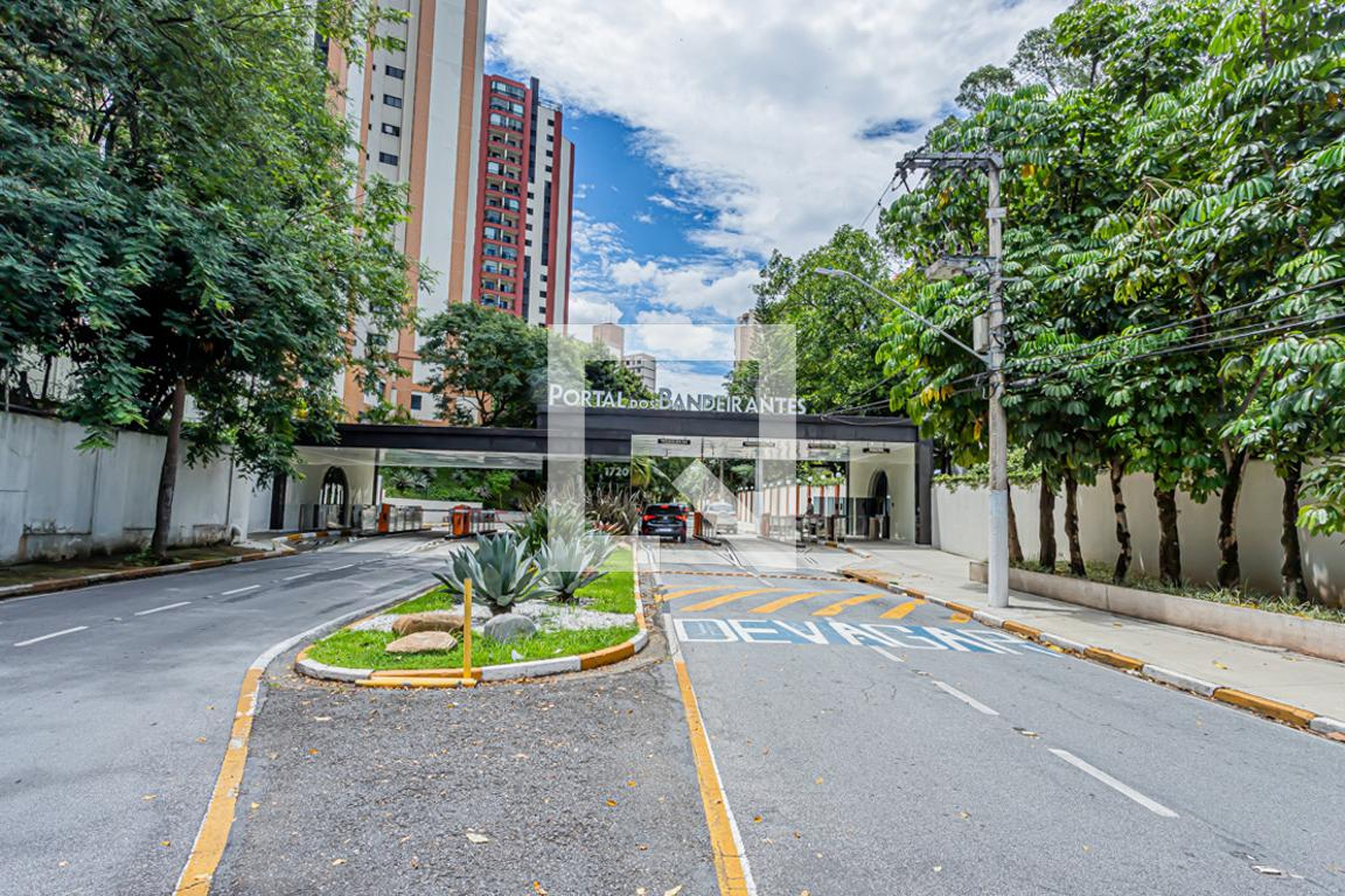 Fachada do Condominio Condomínio Portal dos Bandeirantes