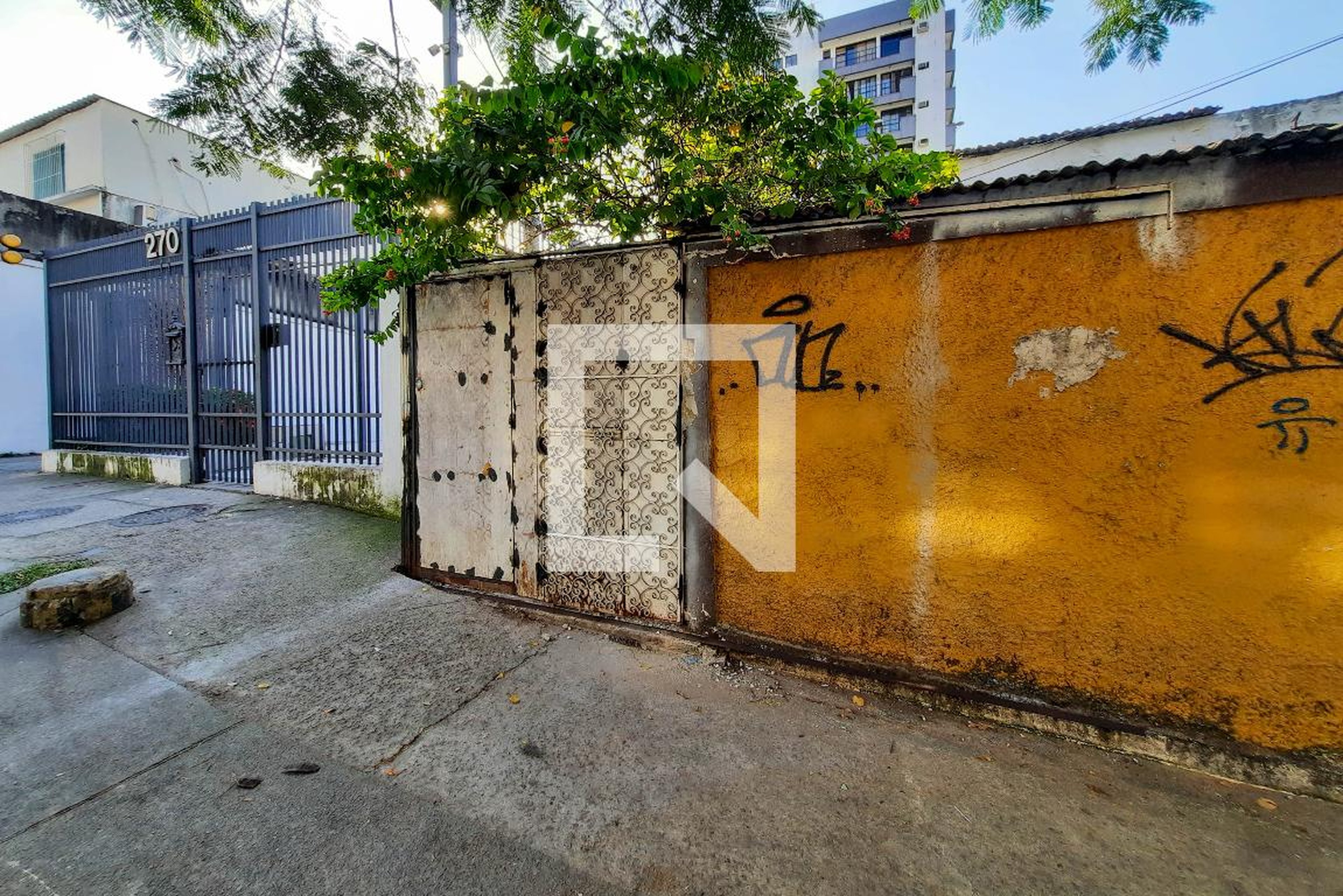 Fachada Condomínio em Rua Araújo Leitão, 264