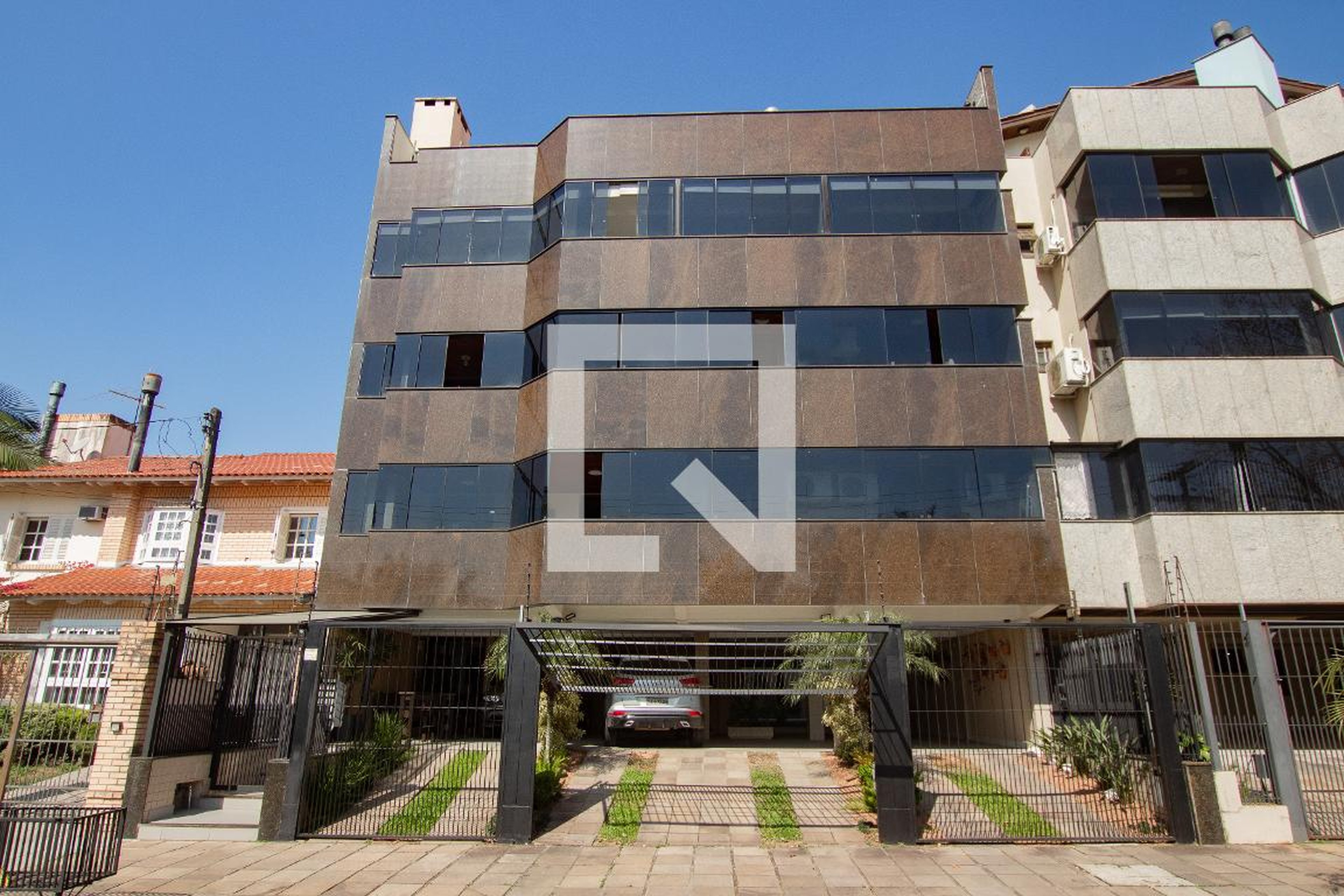 Fachada Condomínio em Avenida Nestor Valdman, 113