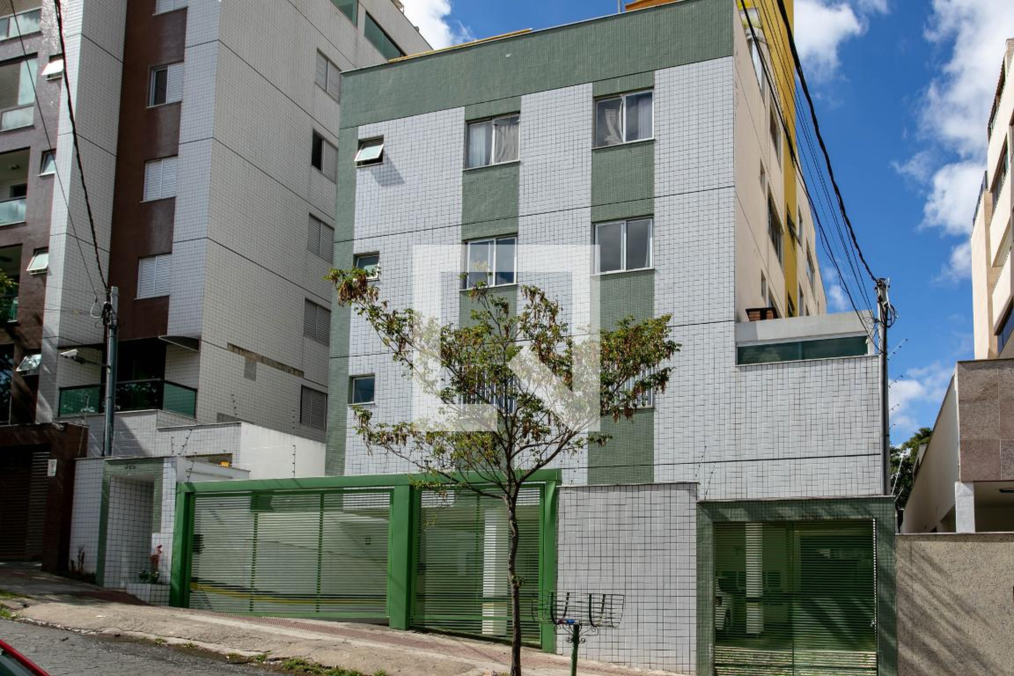 Fachada Condomínio em Rua Castelo de Lisboa, 185