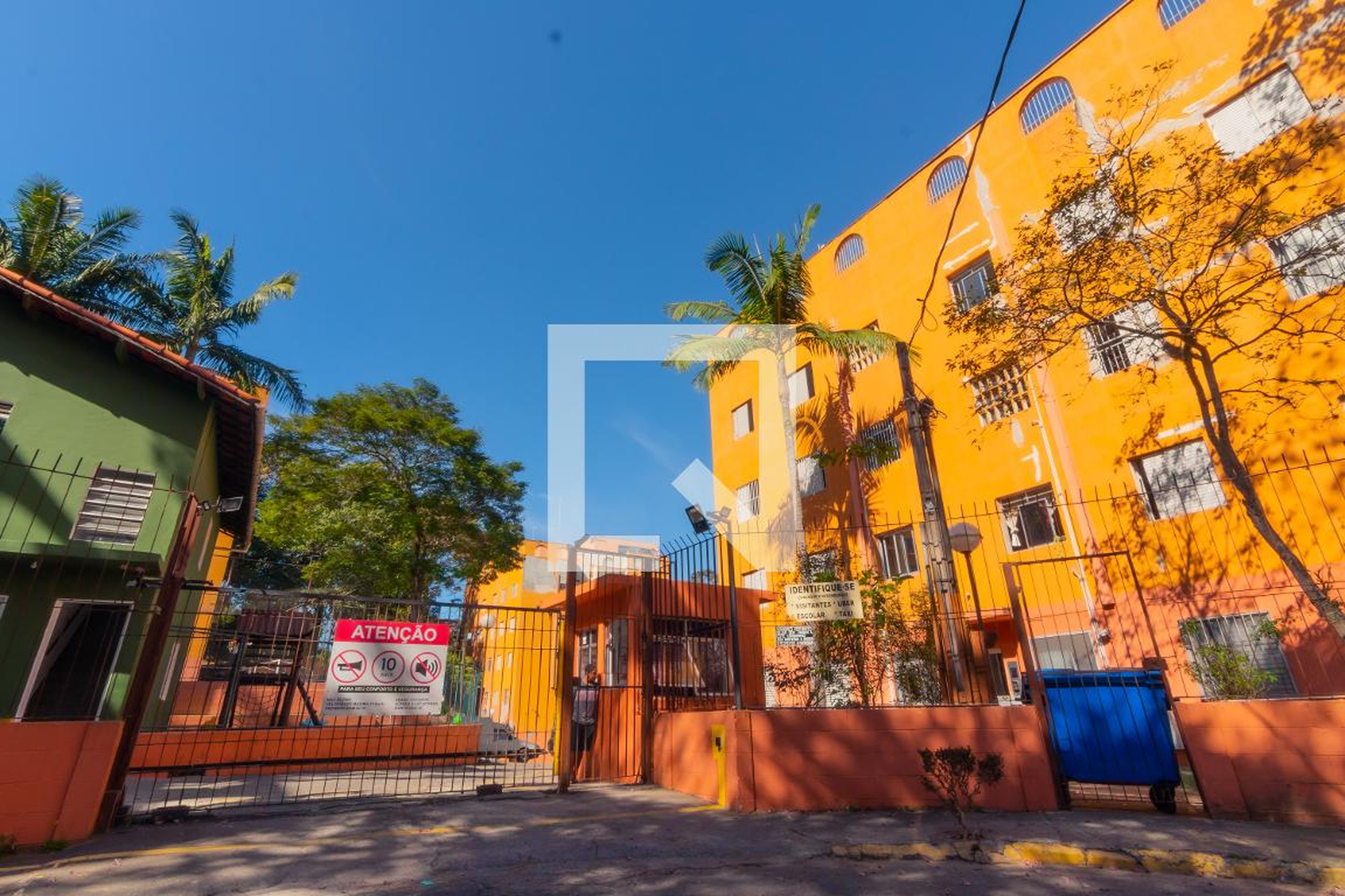 Fachada Condomínio em Rua Pacheco Melo, 81