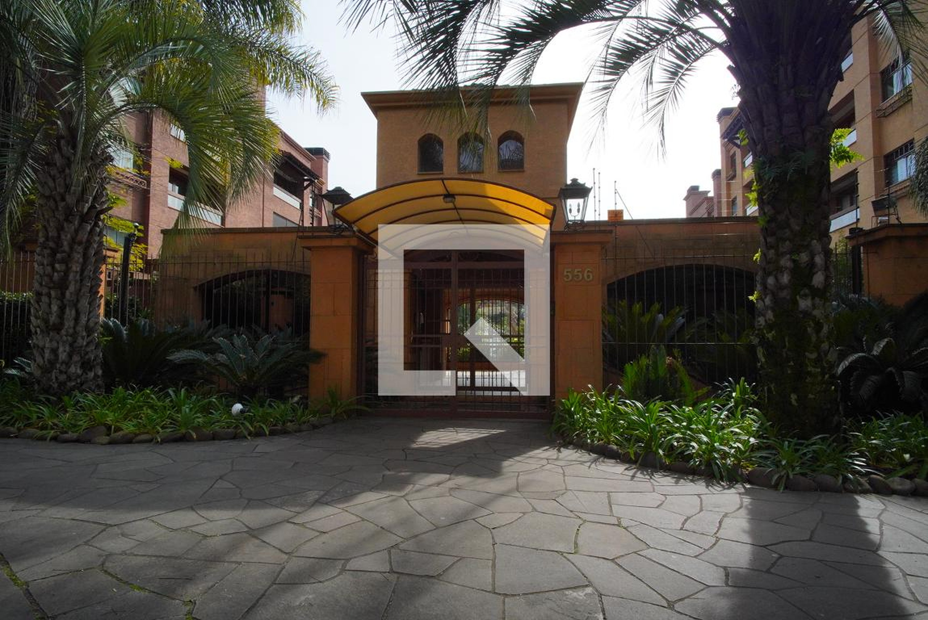 Fachada do Condomínio Condomínio La Quadra