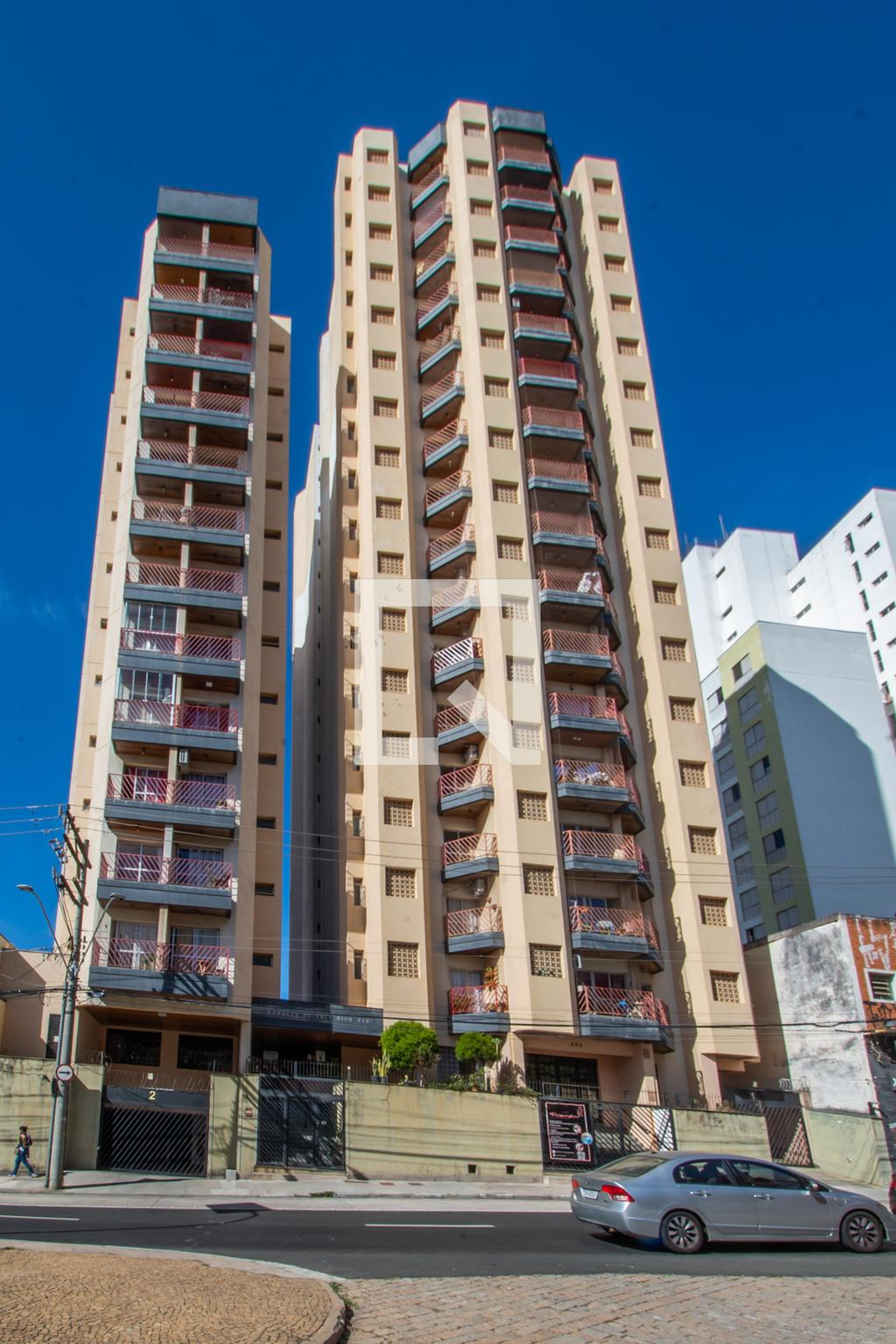 Fachada Condomínio em Rua Marquês de Três Rios, 243/242