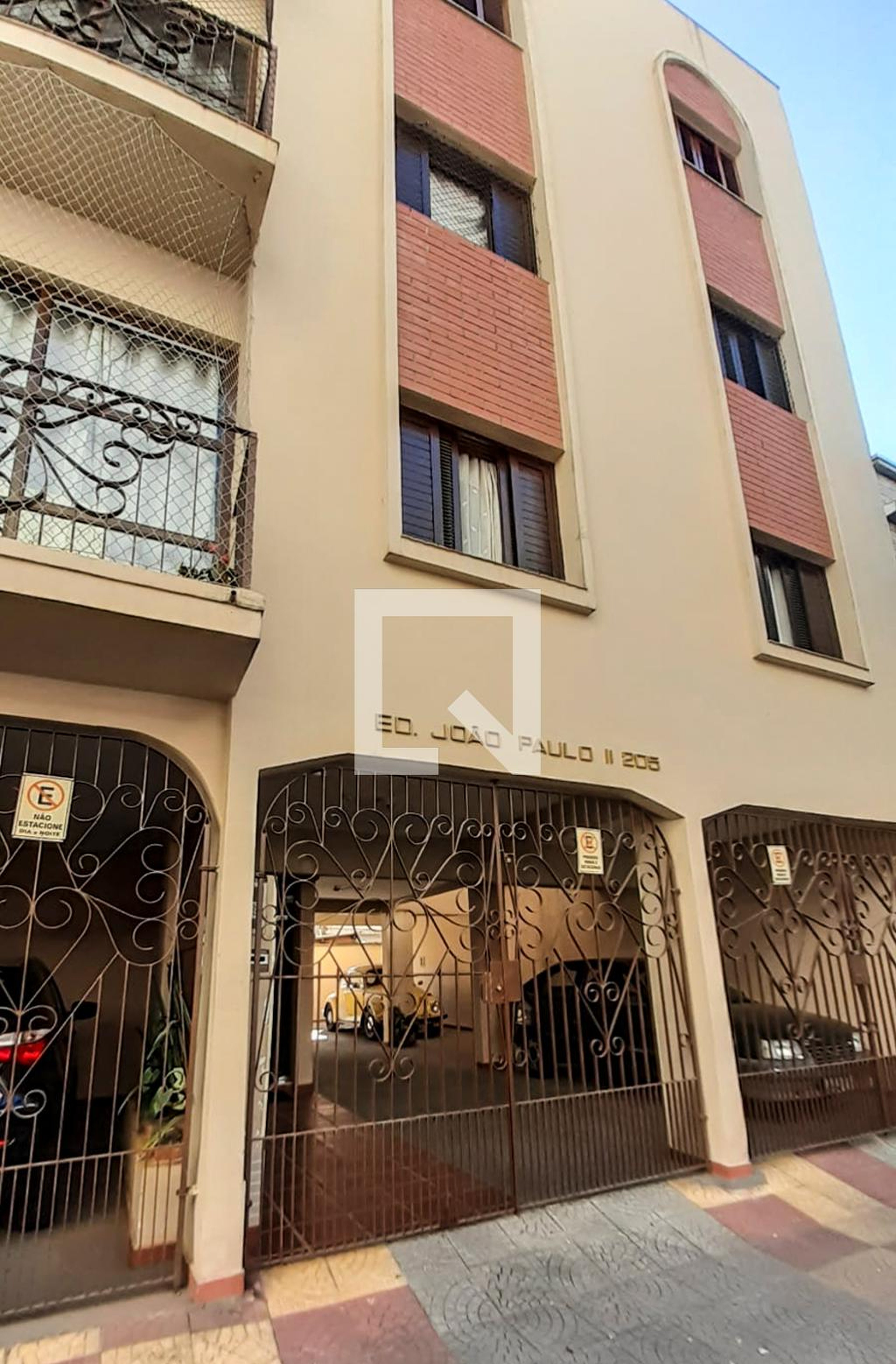 Fachada Condomínio em Rua Rafael Corrêa Sampaio, 205