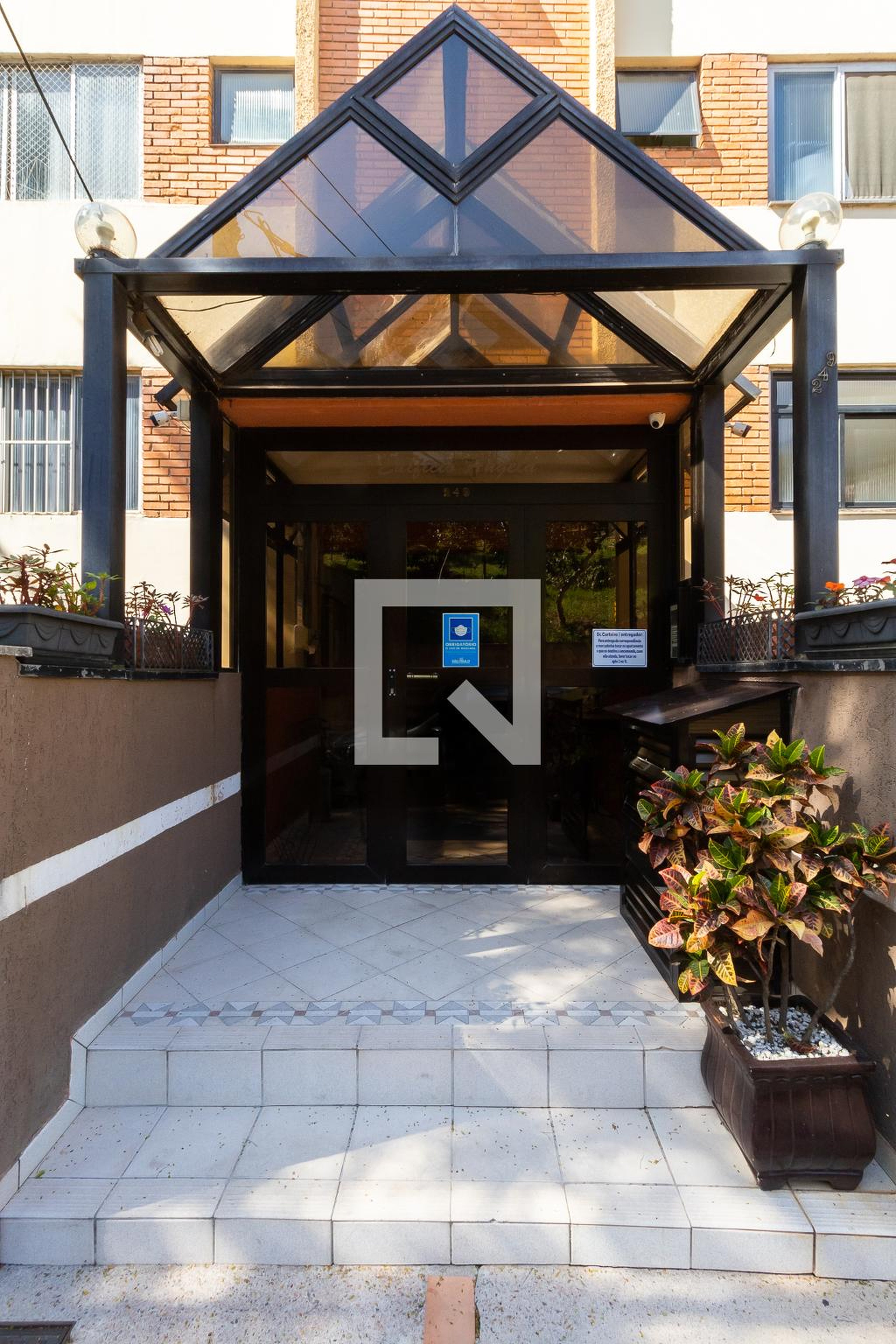 Fachada do Condomínio edificio angela