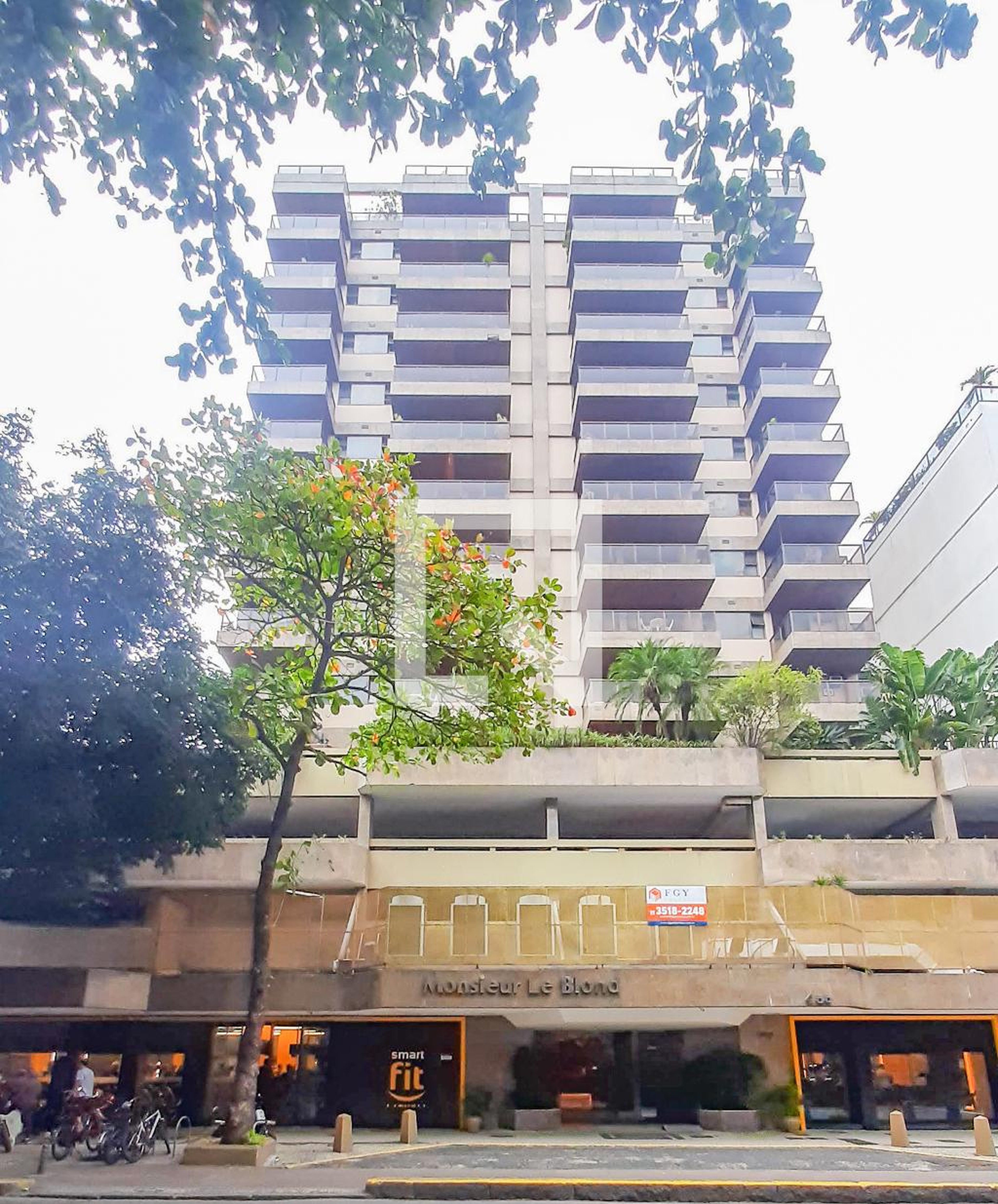 Fachada do Condomínio Condomínio Monsieur Le Blond