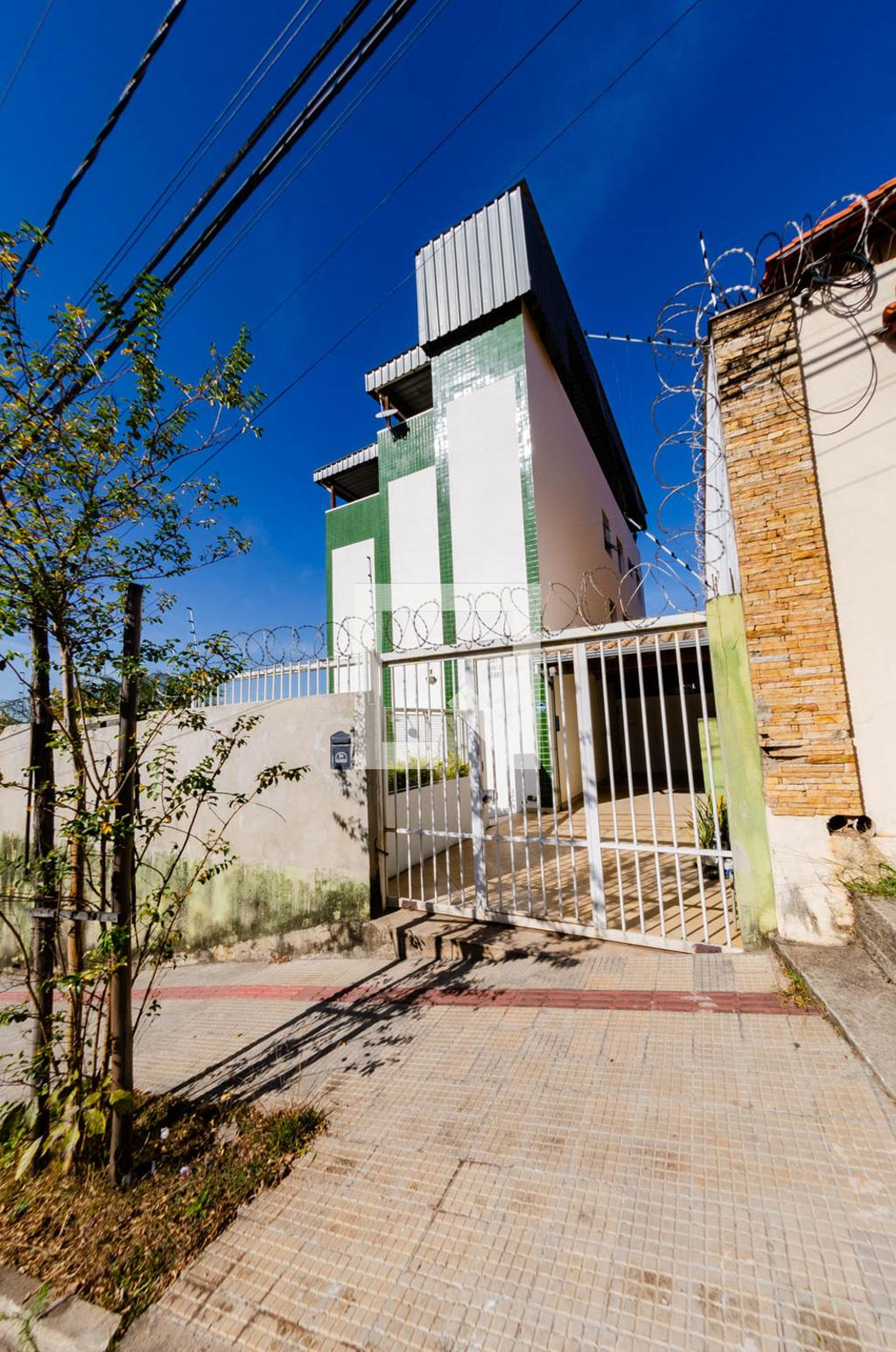 Fachada Condomínio em Rua Cândida Ferraz García, 181