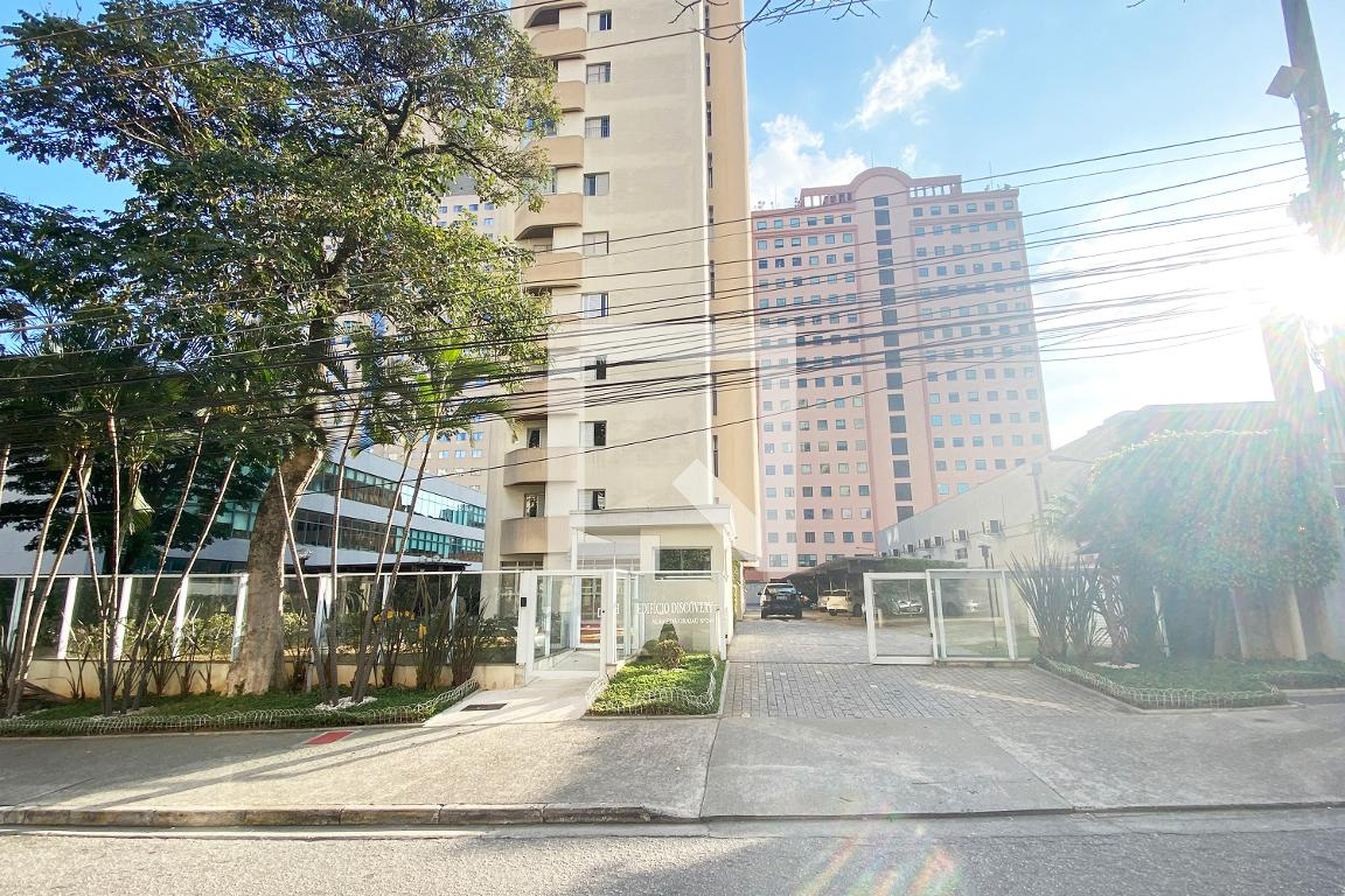 Fachada do Condomínio Condomínio Discovery
