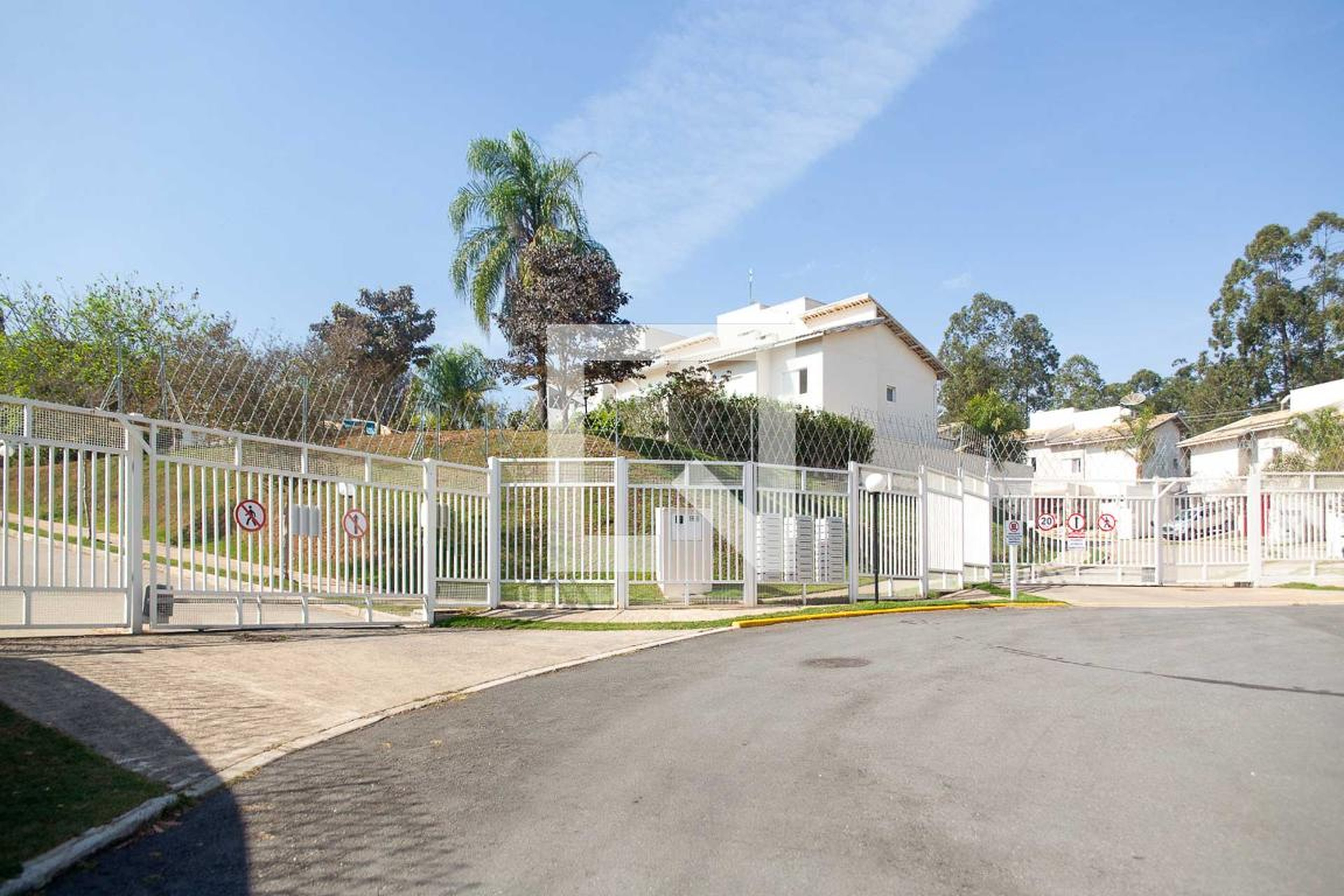 Fachada do Condomínio Condomínio em Rua Cannes, 44