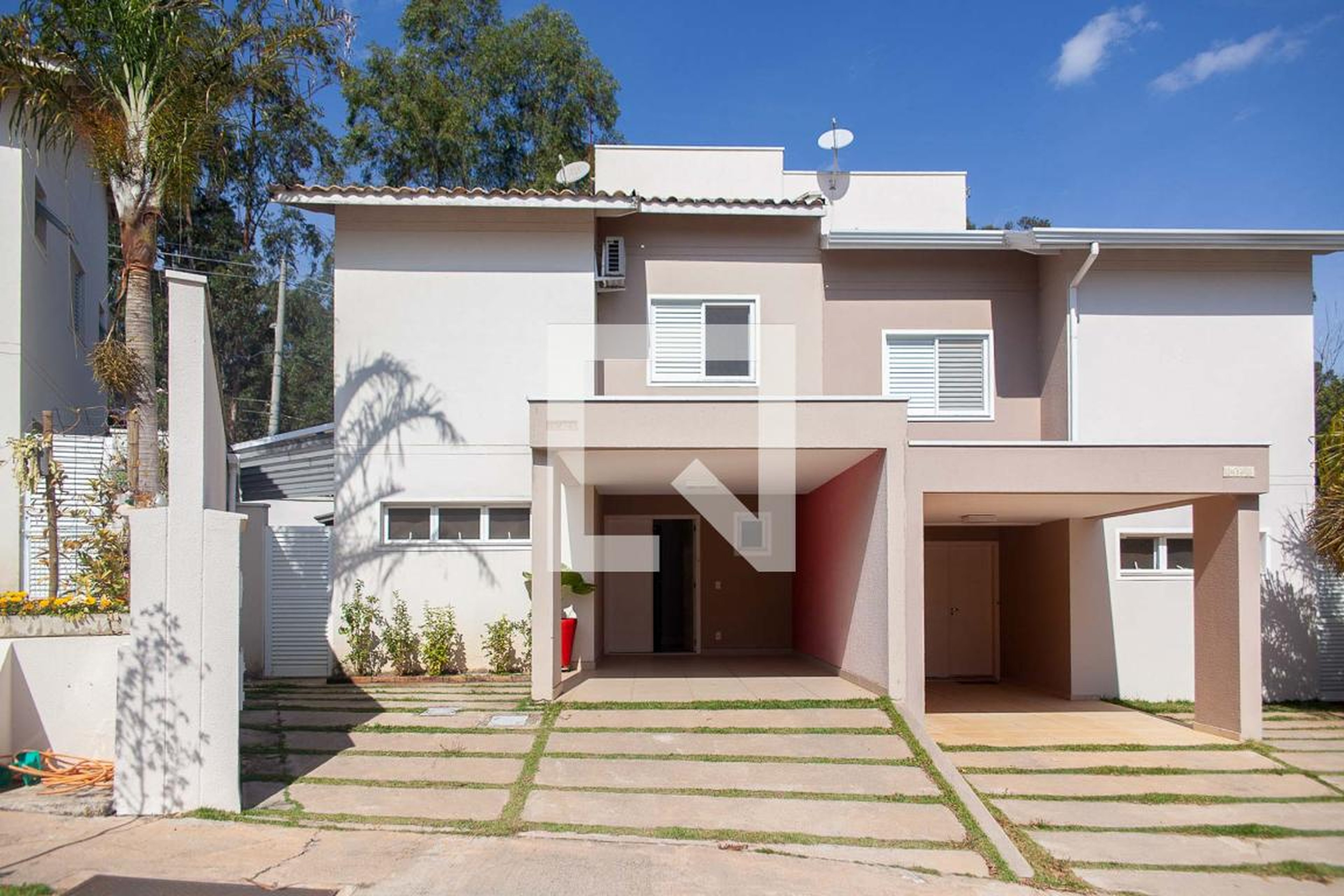 Fachada Condomínio em Rua Cannes, 44
